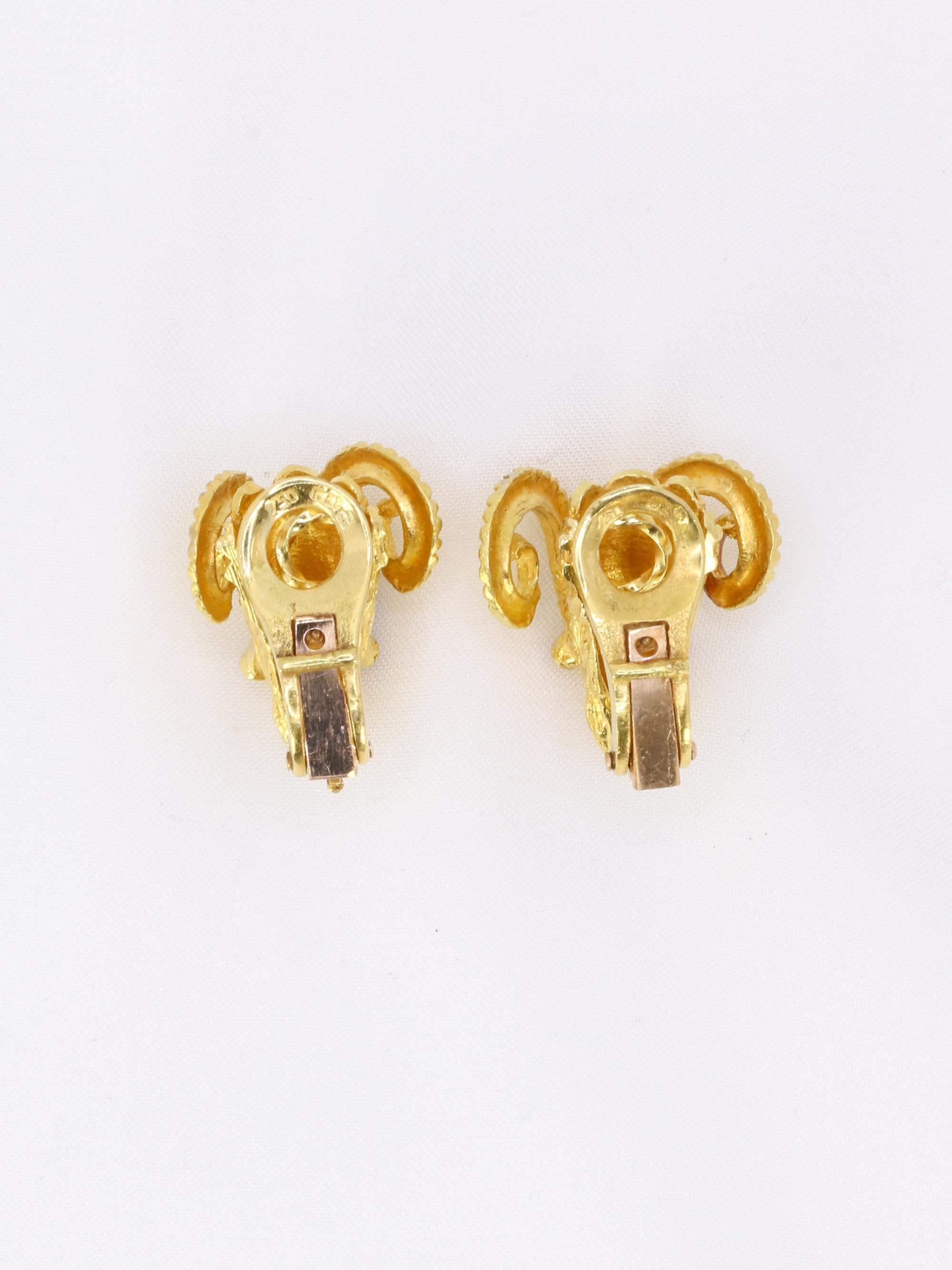 LALAOUNIS (Att. à) Clips d'oreilles tête de belier or jaune rubis