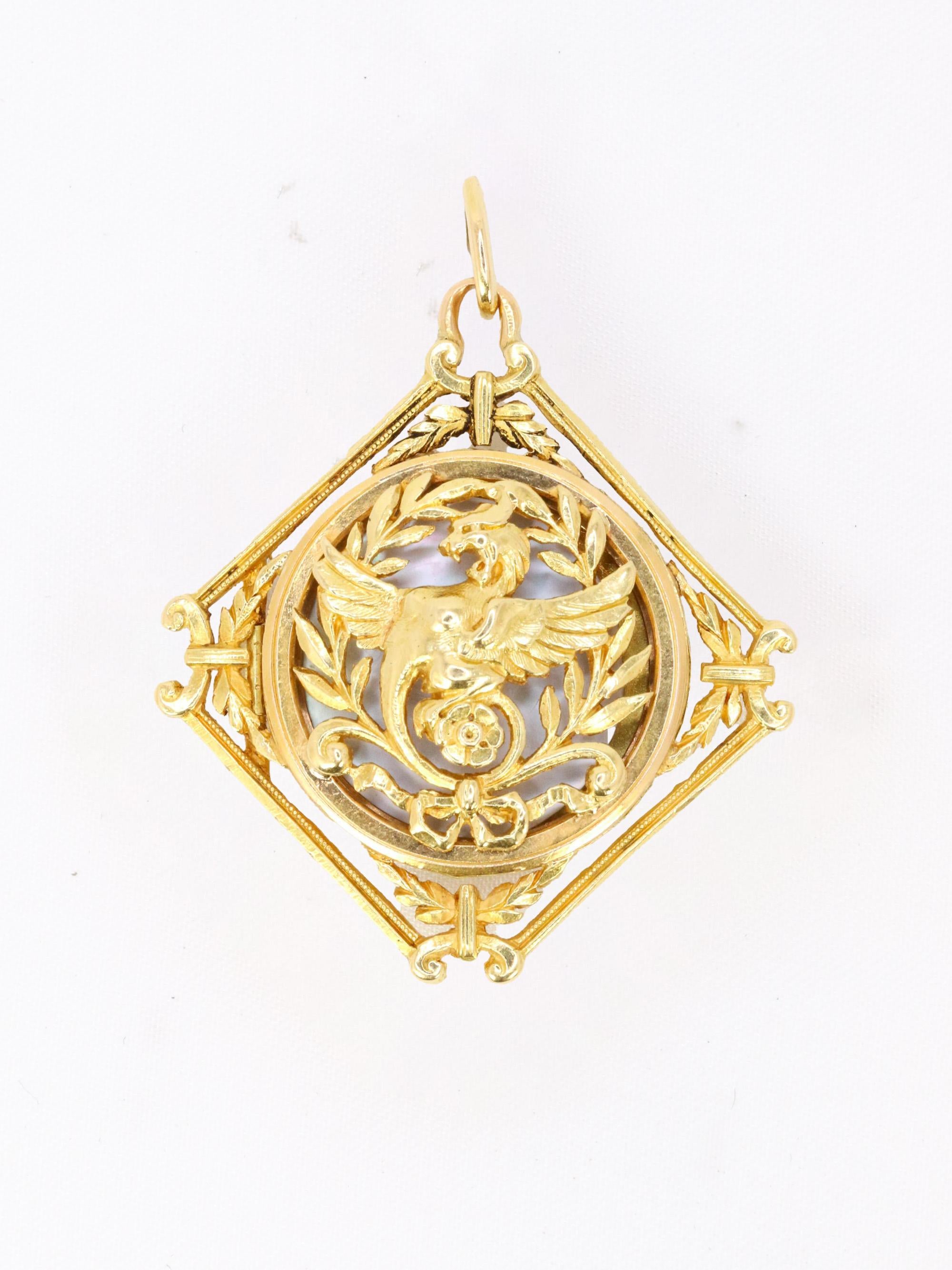 Pendentif Chimère Art Nouveau or jaune nacre