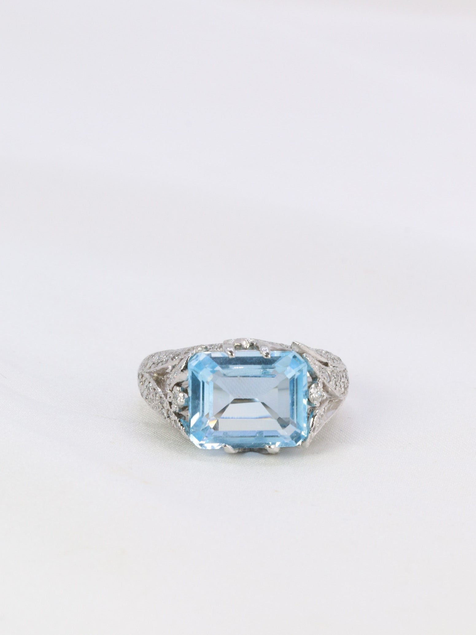 Vintage cocktail ring in white gold, diamonds and aquamarine