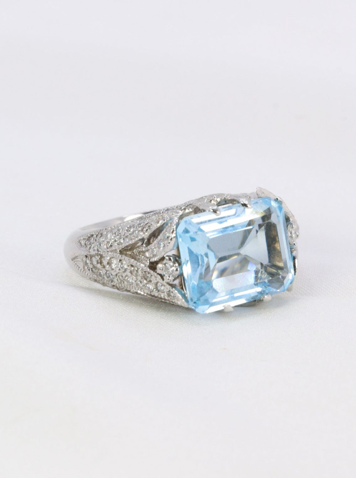 Vintage cocktail ring in white gold, diamonds and aquamarine