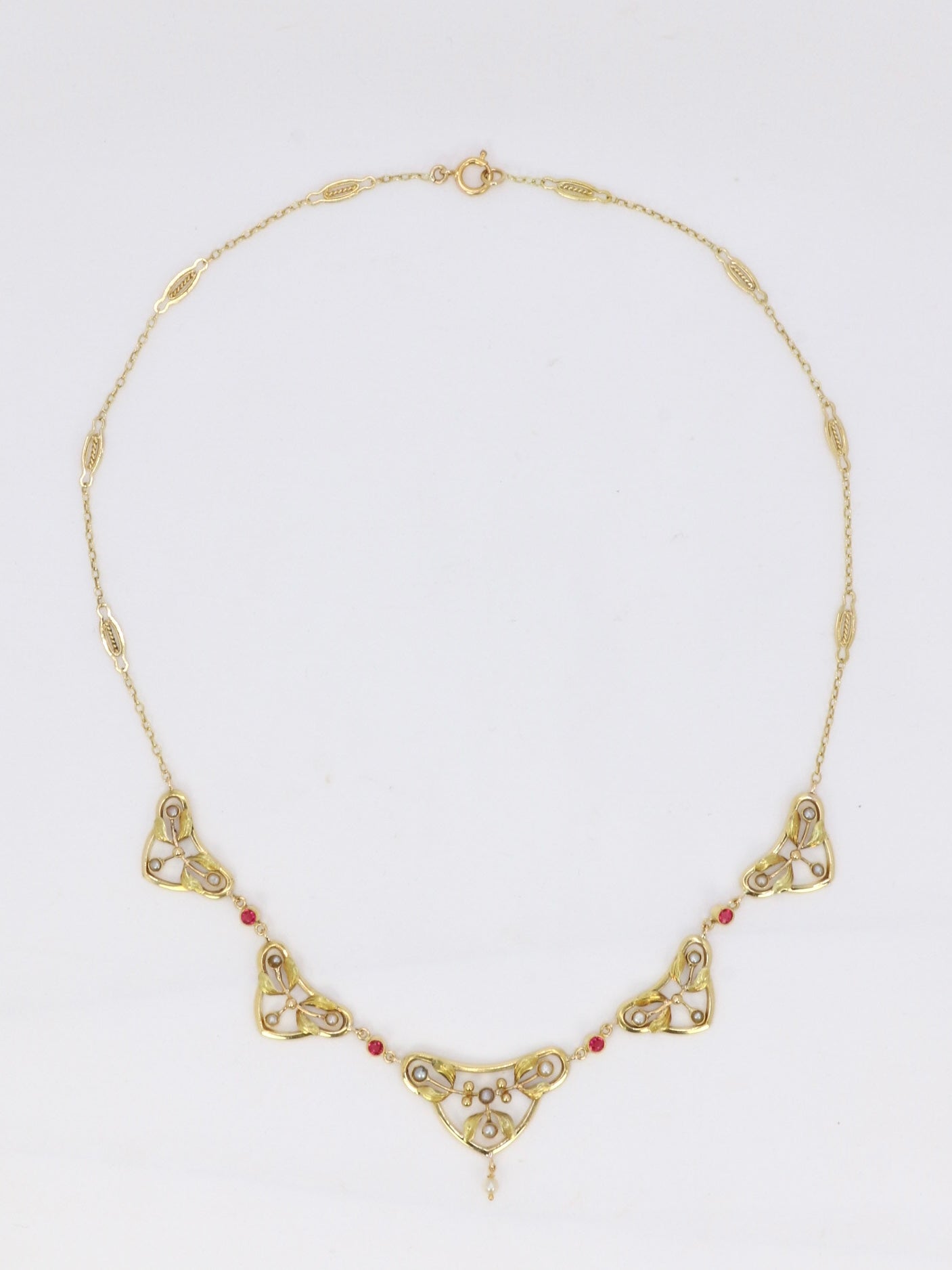 Art Nouveau drapery necklace in yellow gold, fine pearls and pink stones