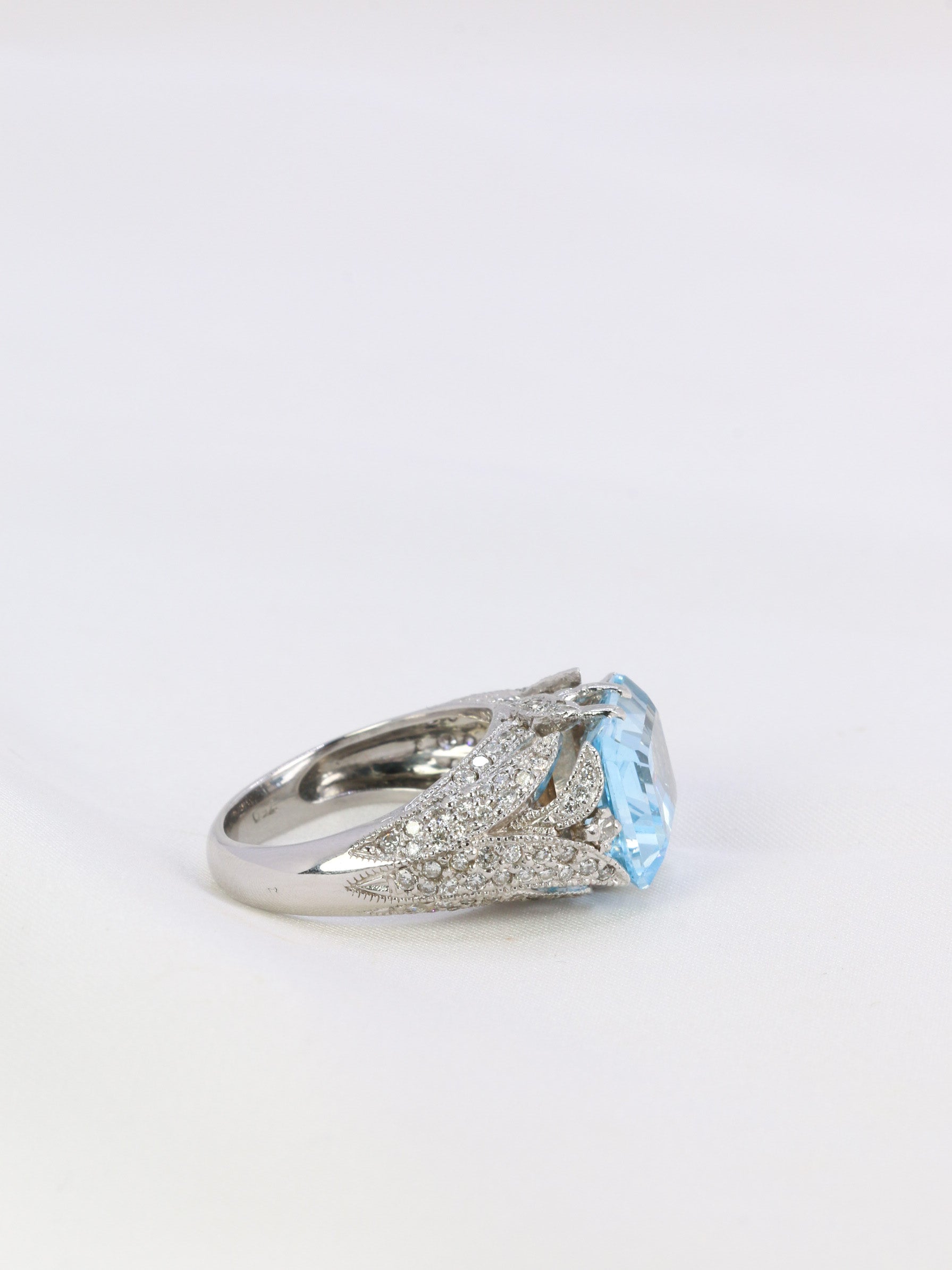 Vintage cocktail ring in white gold, diamonds and aquamarine