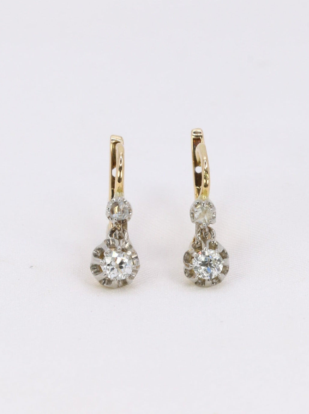 Boucles d’oreilles dormeuses anciennes en or, argent et diamants taille ancienne