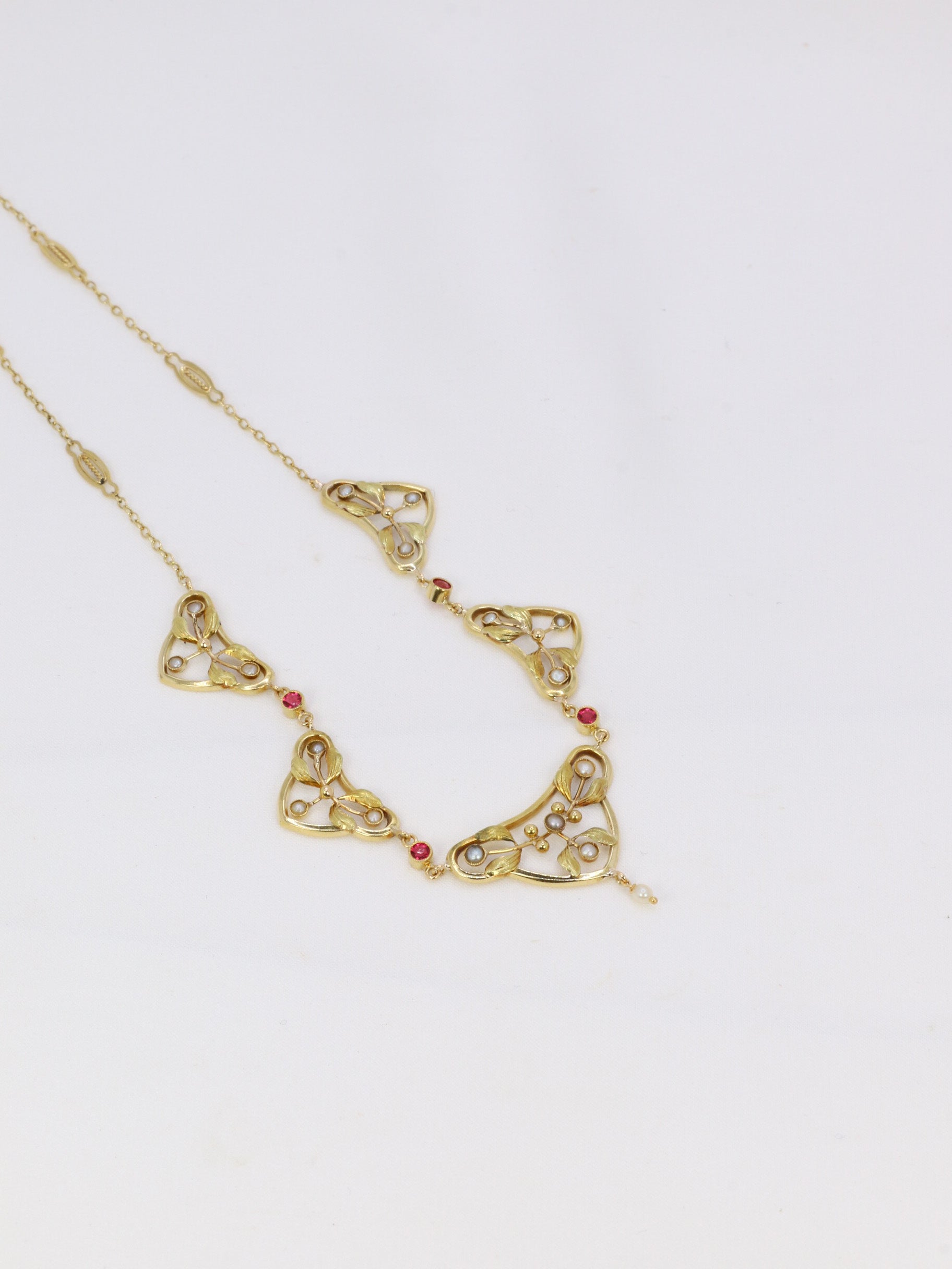 Art Nouveau drapery necklace in yellow gold, fine pearls and pink stones