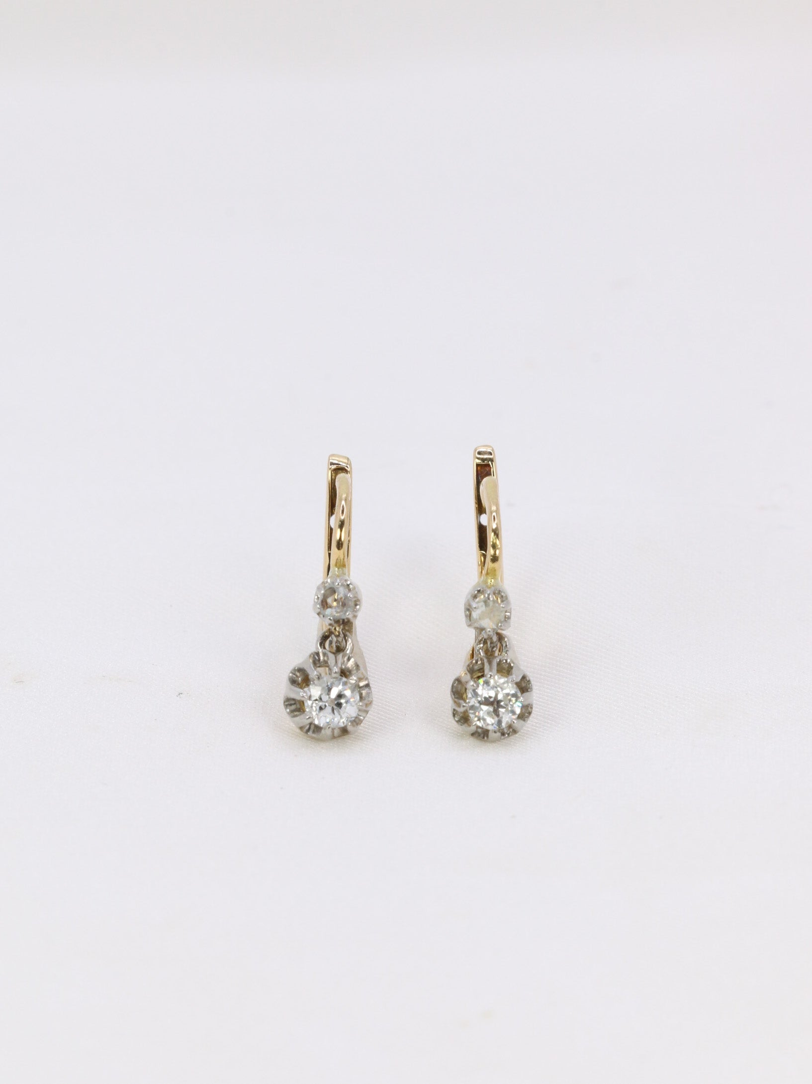 Boucles d’oreilles dormeuses anciennes en or, argent et diamants taille ancienne