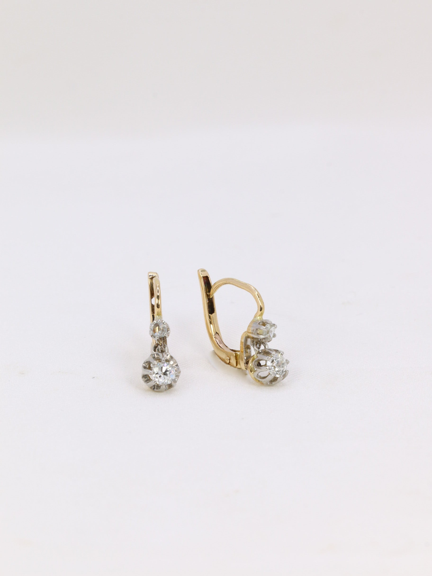 Boucles d’oreilles dormeuses anciennes en or, argent et diamants taille ancienne