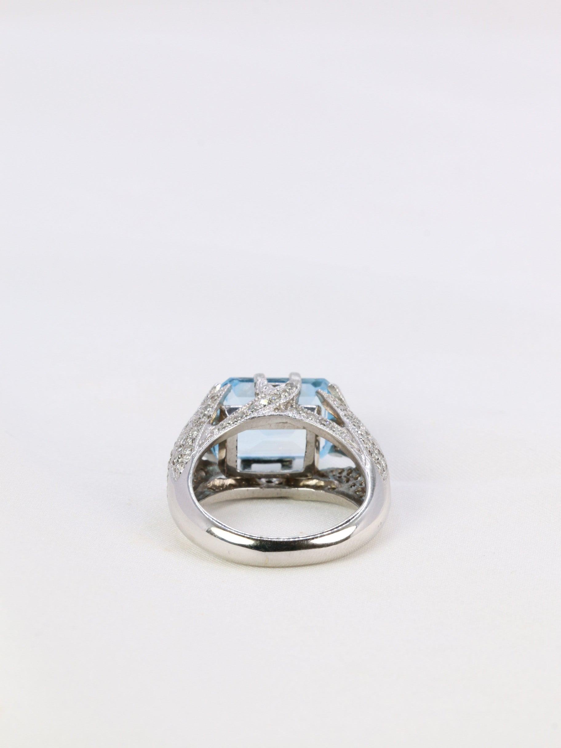 Vintage cocktail ring in white gold, diamonds and aquamarine