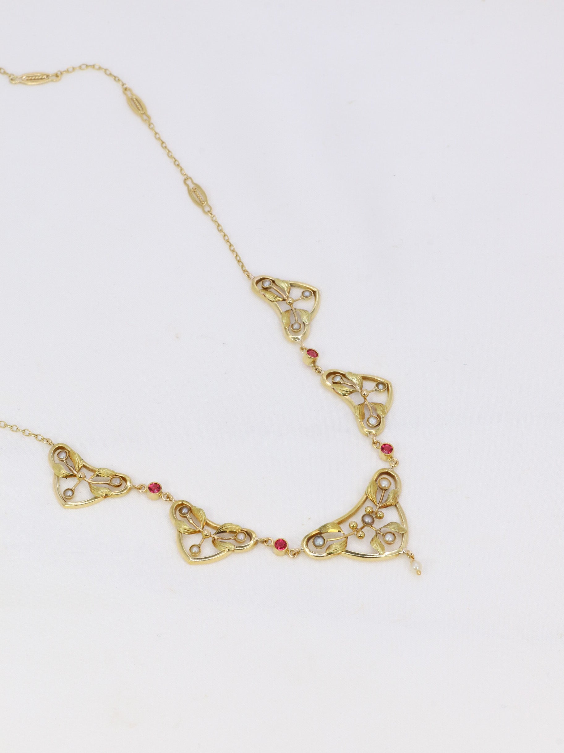 Art Nouveau drapery necklace in yellow gold, fine pearls and pink stones