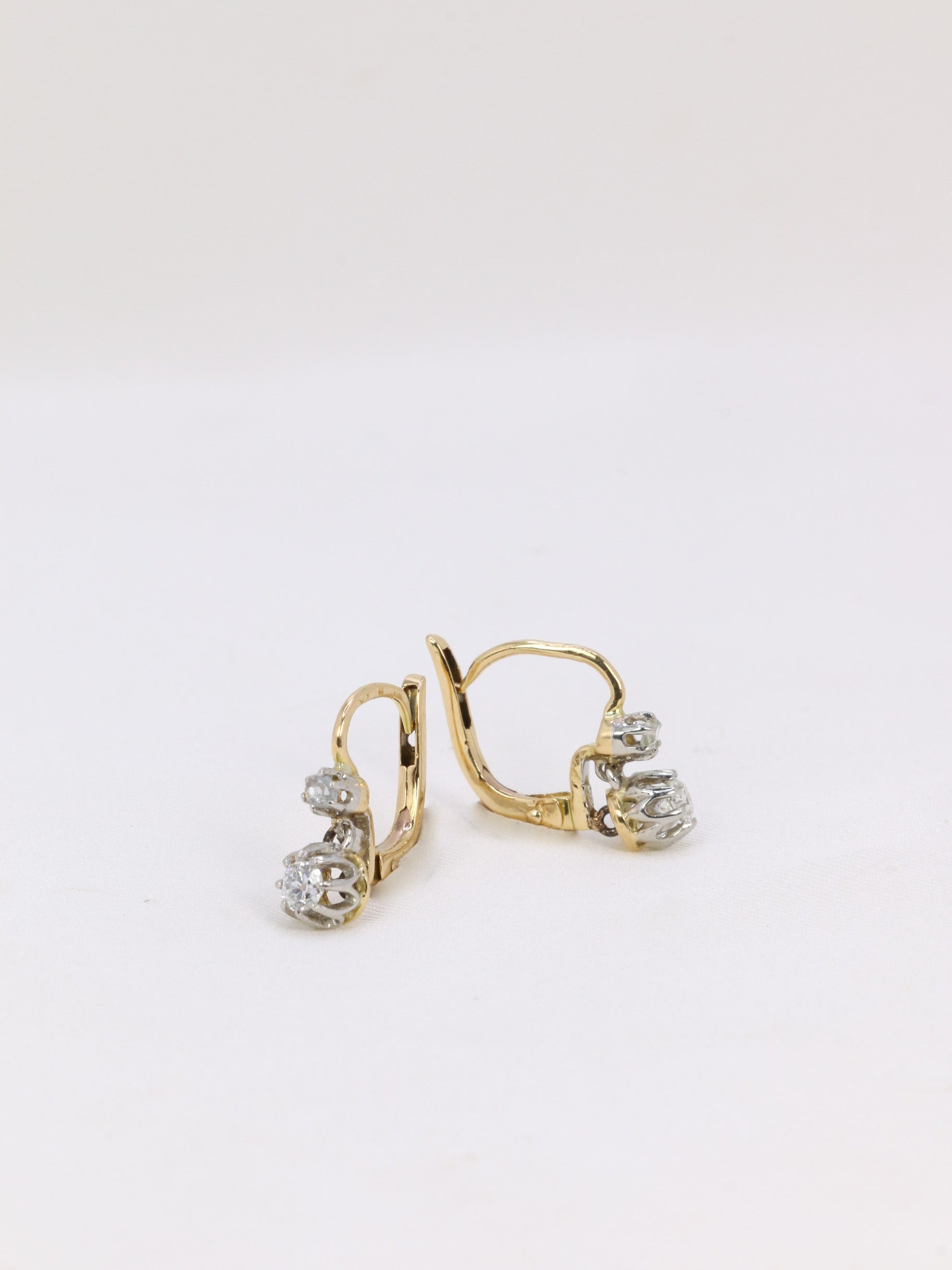 Boucles d’oreilles dormeuses anciennes en or, argent et diamants taille ancienne