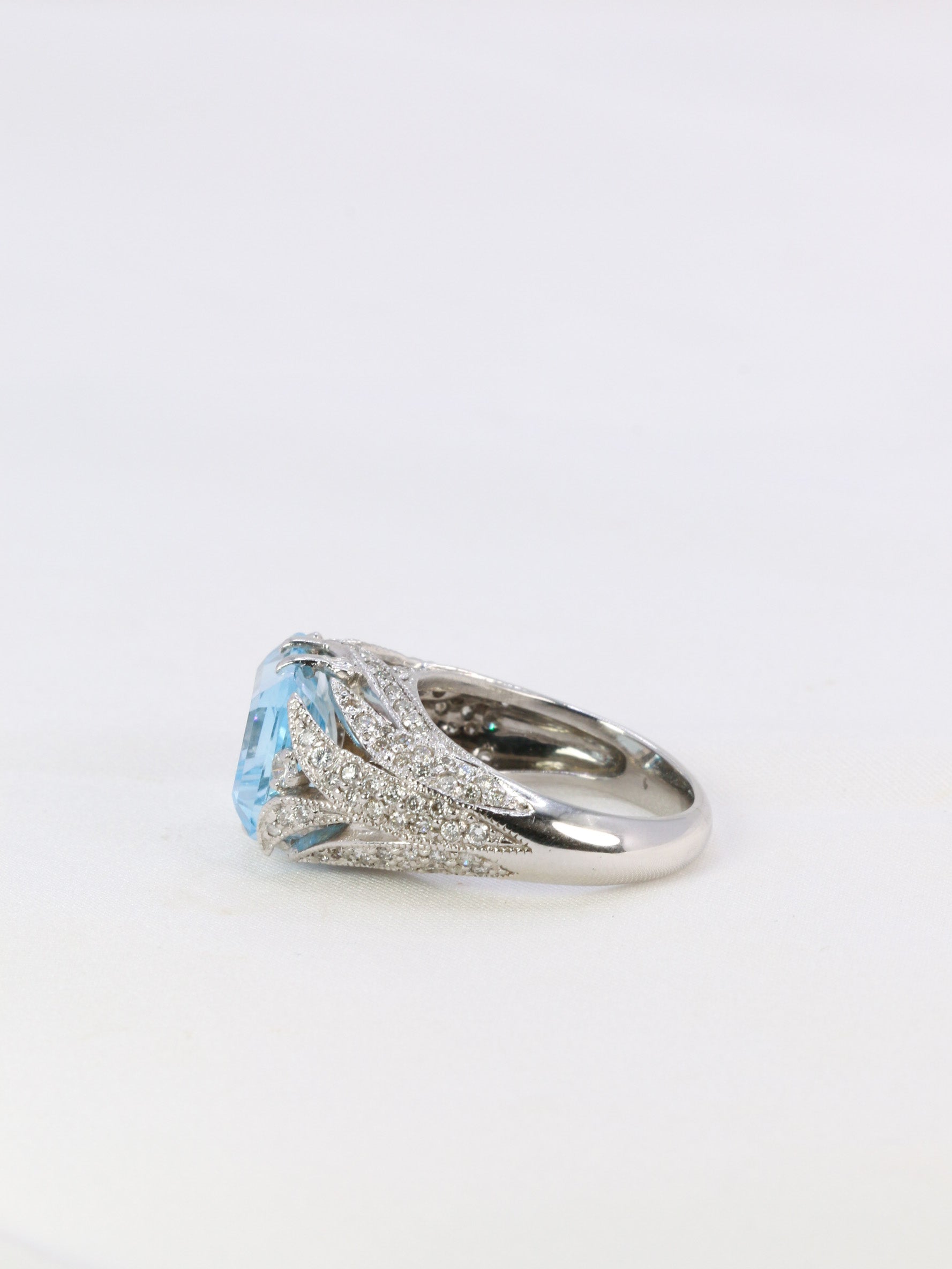 Vintage cocktail ring in white gold, diamonds and aquamarine