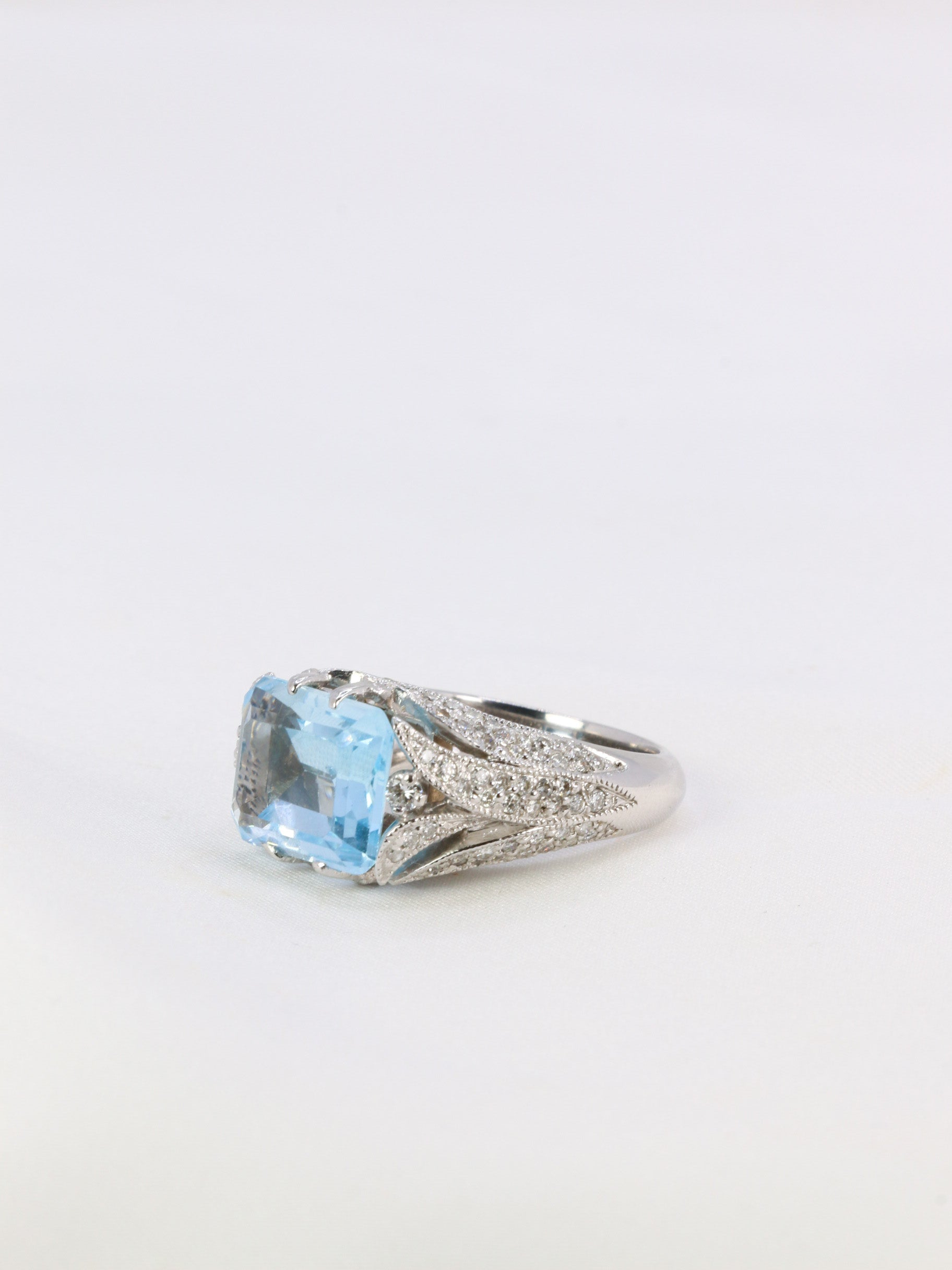 Vintage cocktail ring in white gold, diamonds and aquamarine