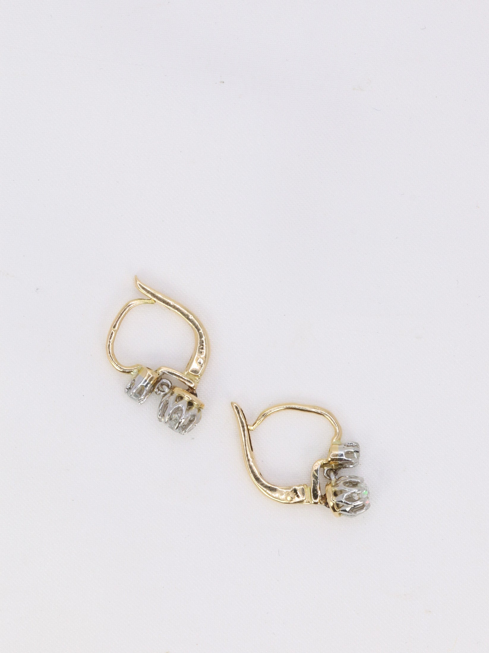 Boucles d’oreilles dormeuses anciennes en or, argent et diamants taille ancienne