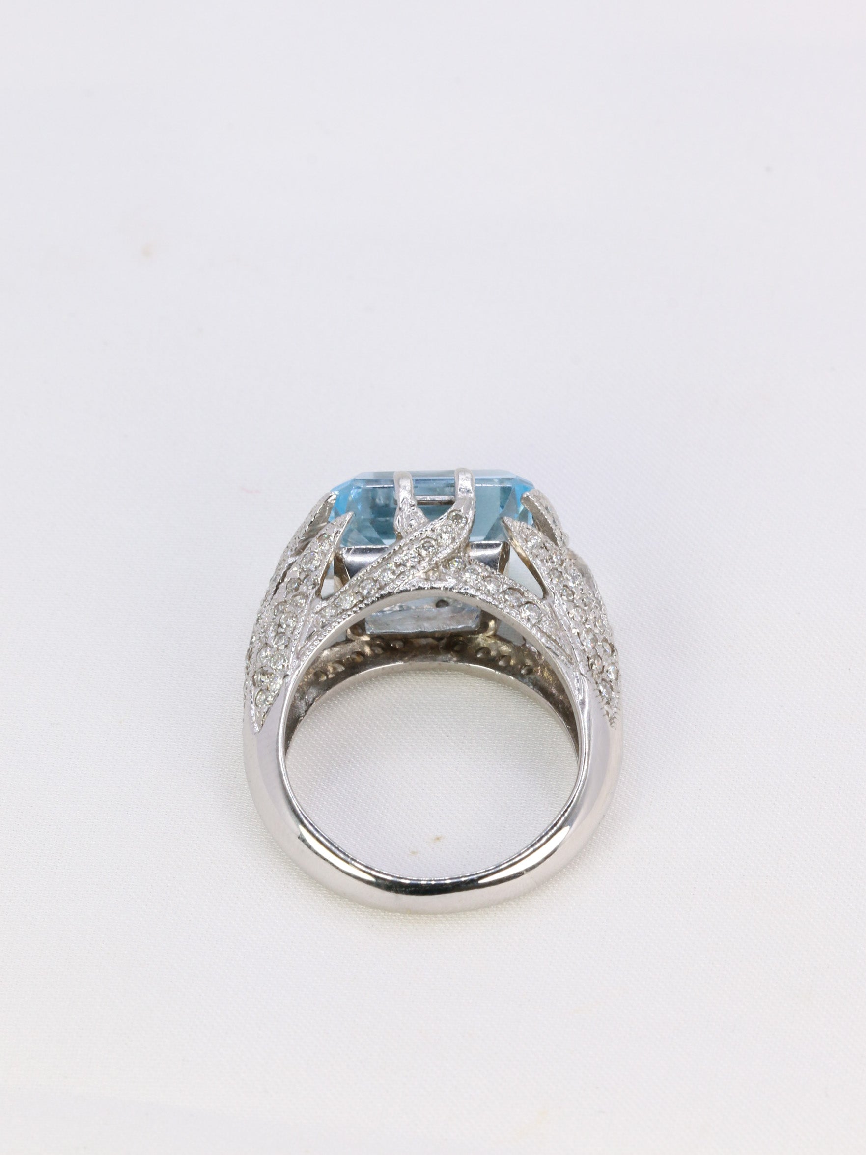 Vintage cocktail ring in white gold, diamonds and aquamarine