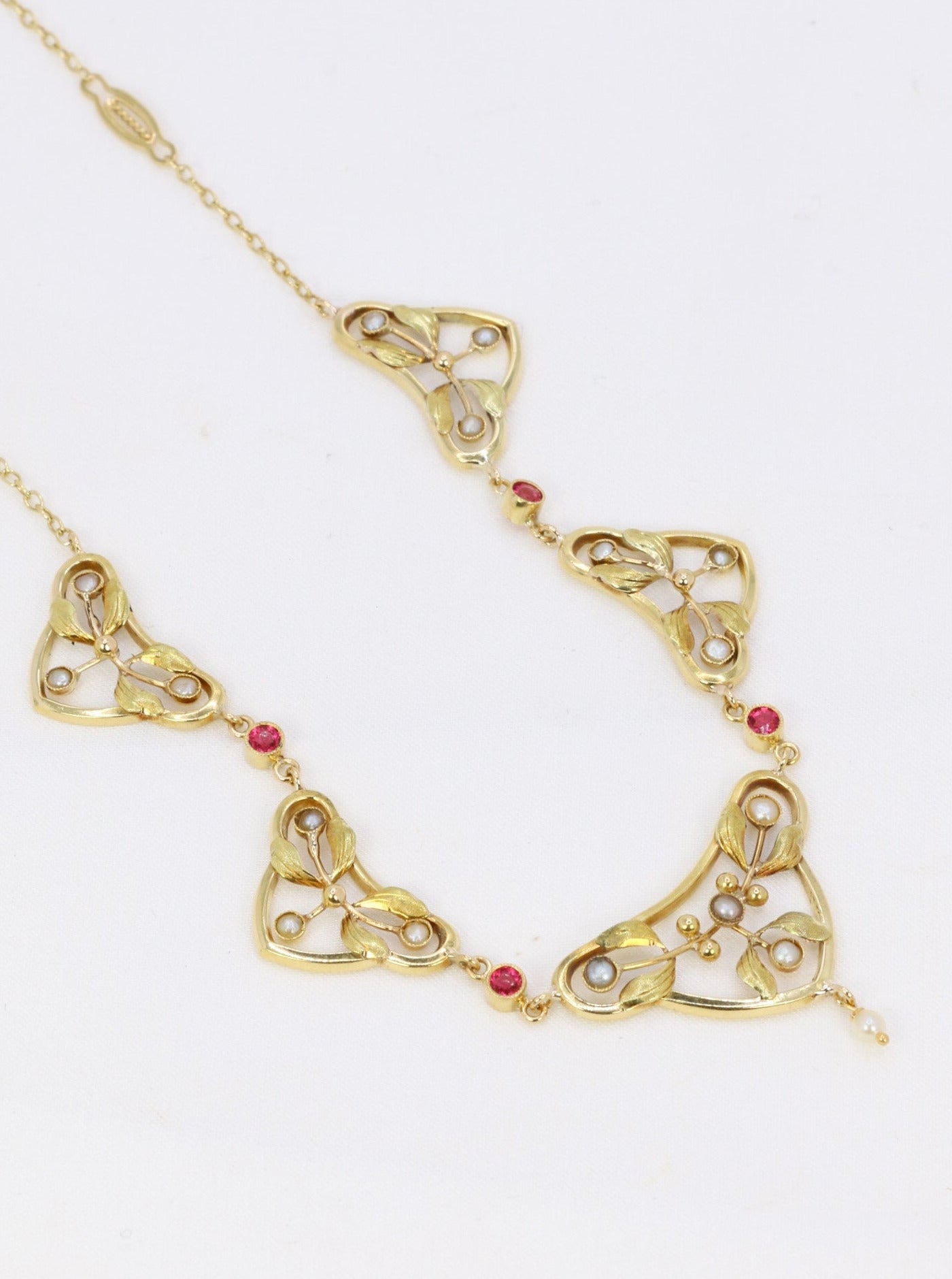 Art Nouveau drapery necklace in yellow gold, fine pearls and pink stones