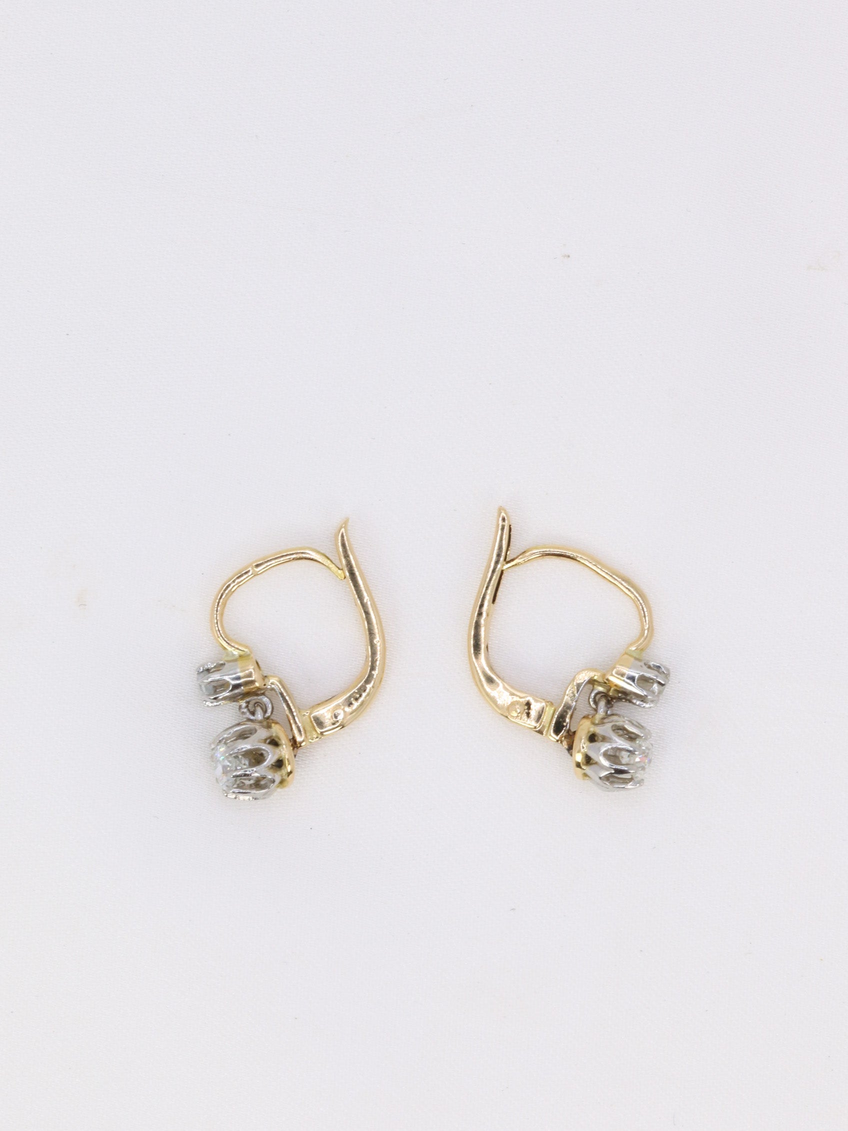 Boucles d’oreilles dormeuses anciennes en or, argent et diamants taille ancienne