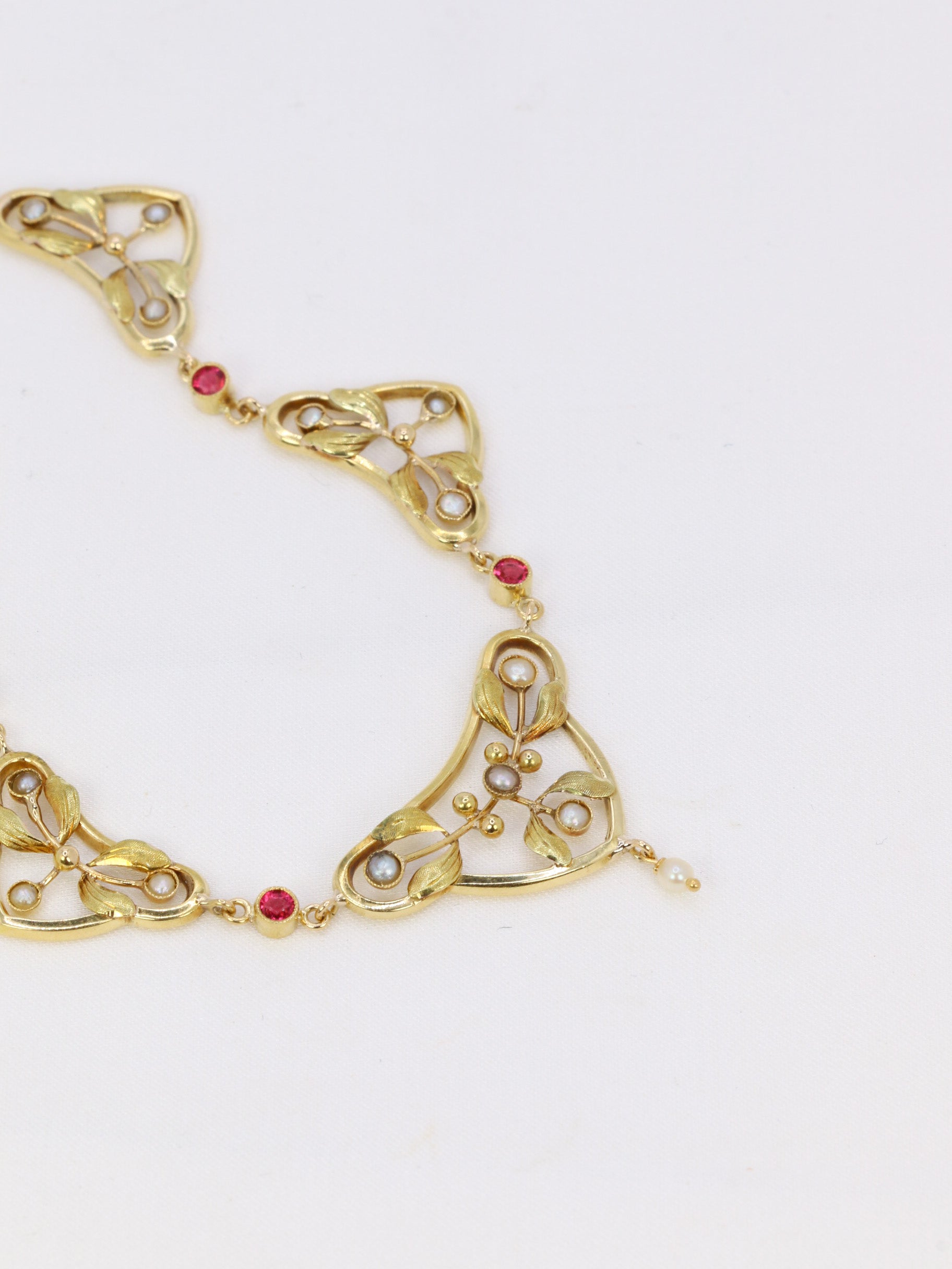 Art Nouveau drapery necklace in yellow gold, fine pearls and pink stones