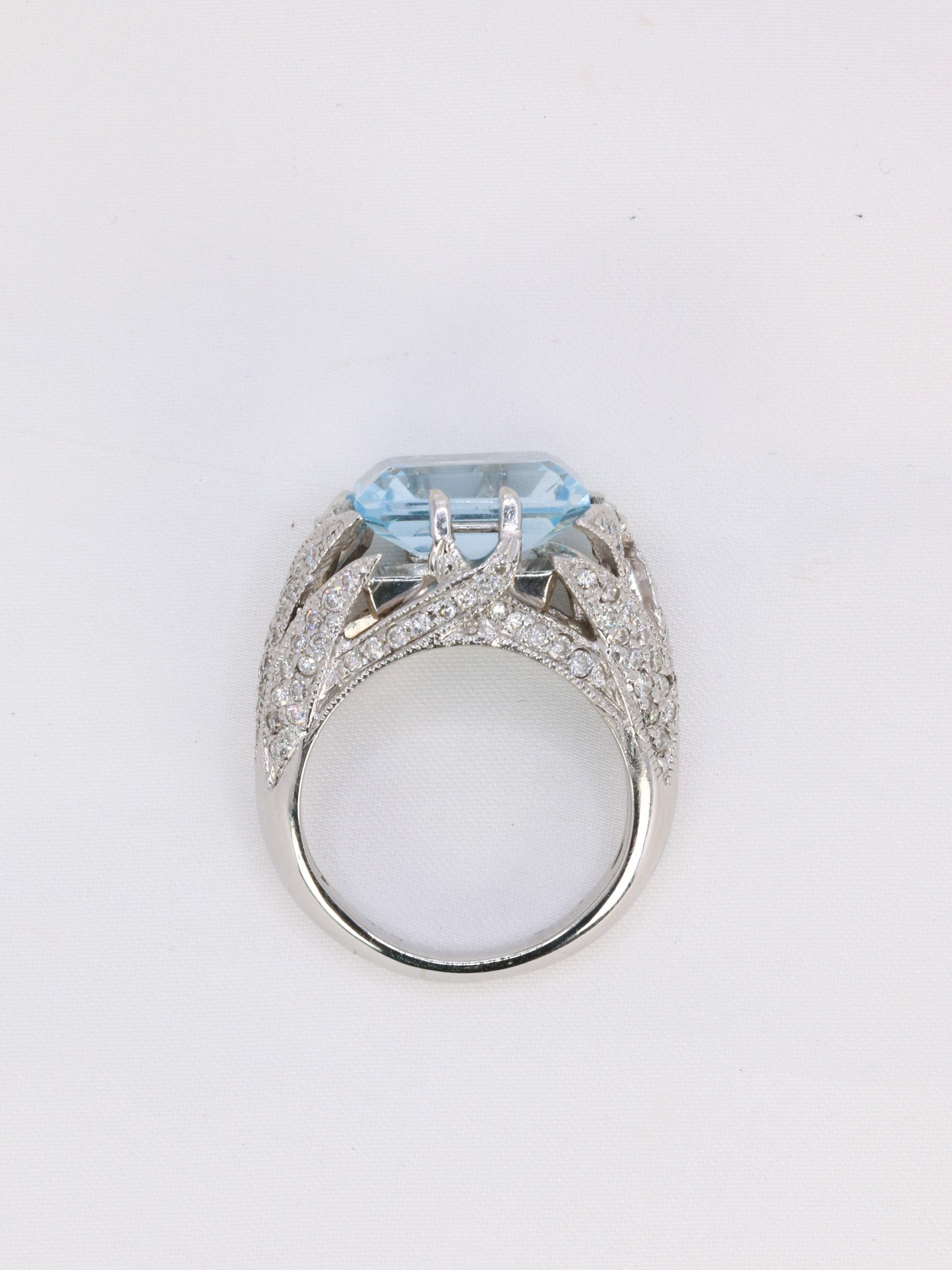 Vintage cocktail ring in white gold, diamonds and aquamarine