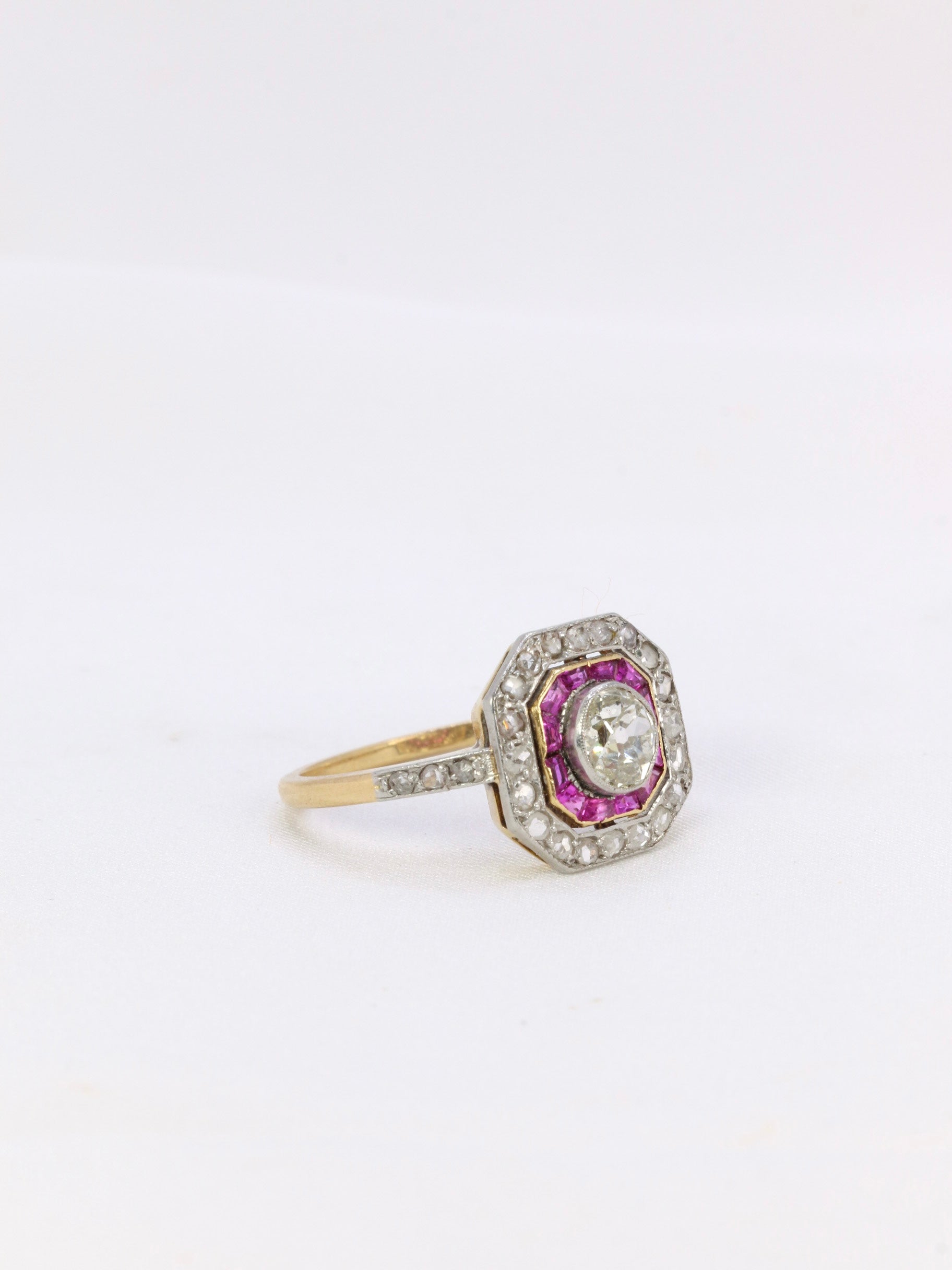 Bague Art-Déco en or, diamants et rubis calibrés