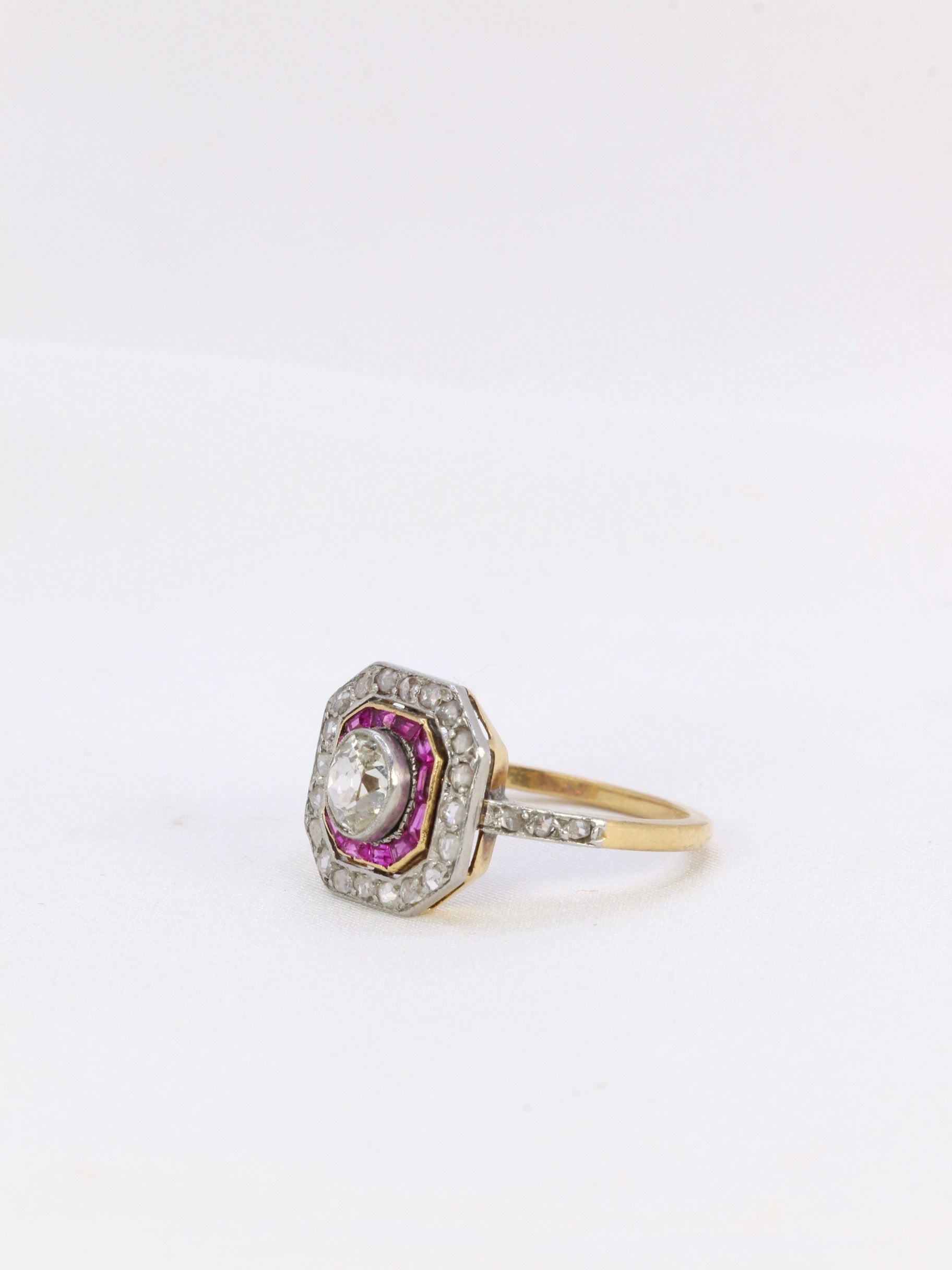 Bague Art-Déco en or, diamants et rubis calibrés