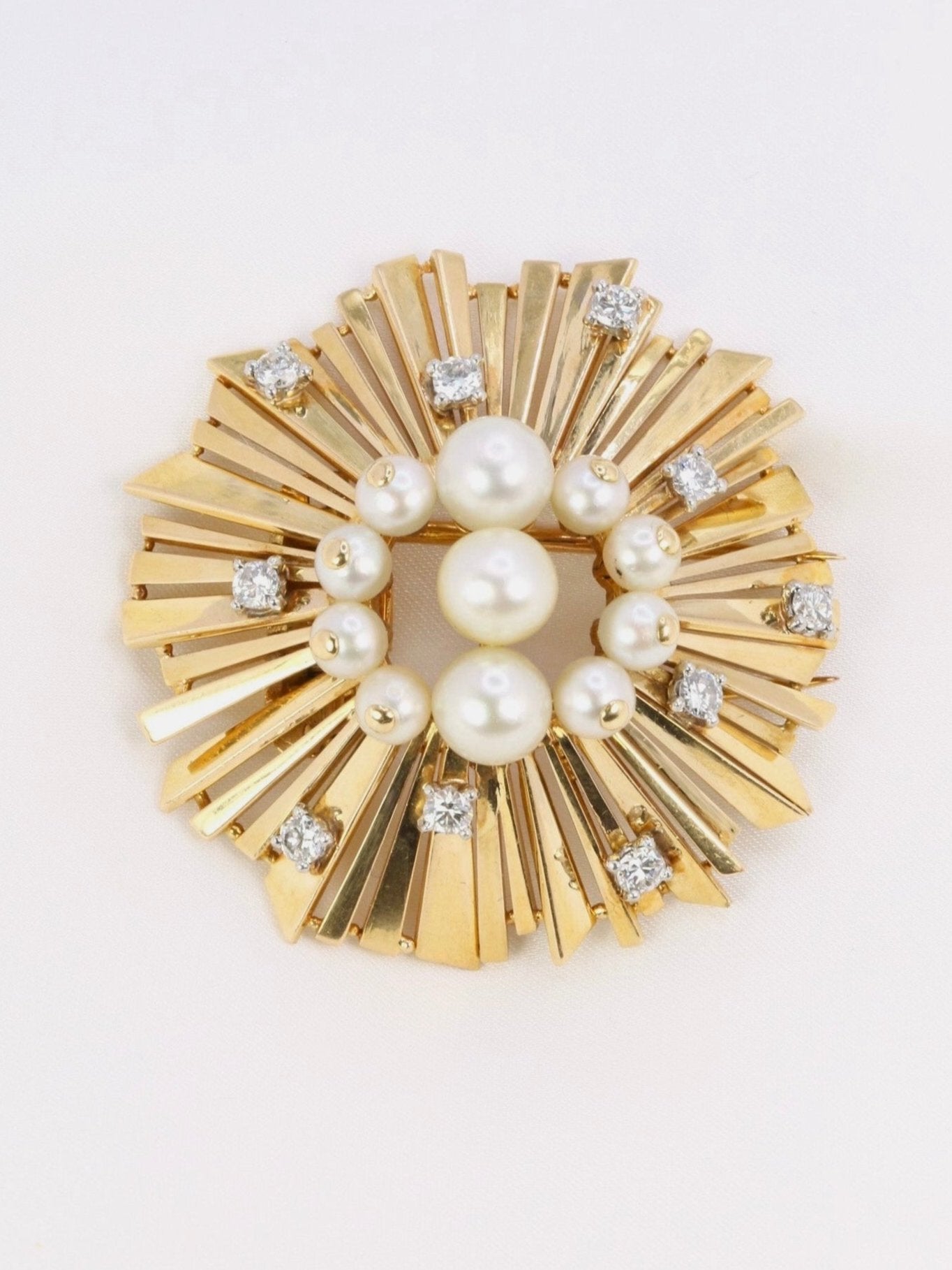 Broche CARTIER soleil or jaune platine perles diamants