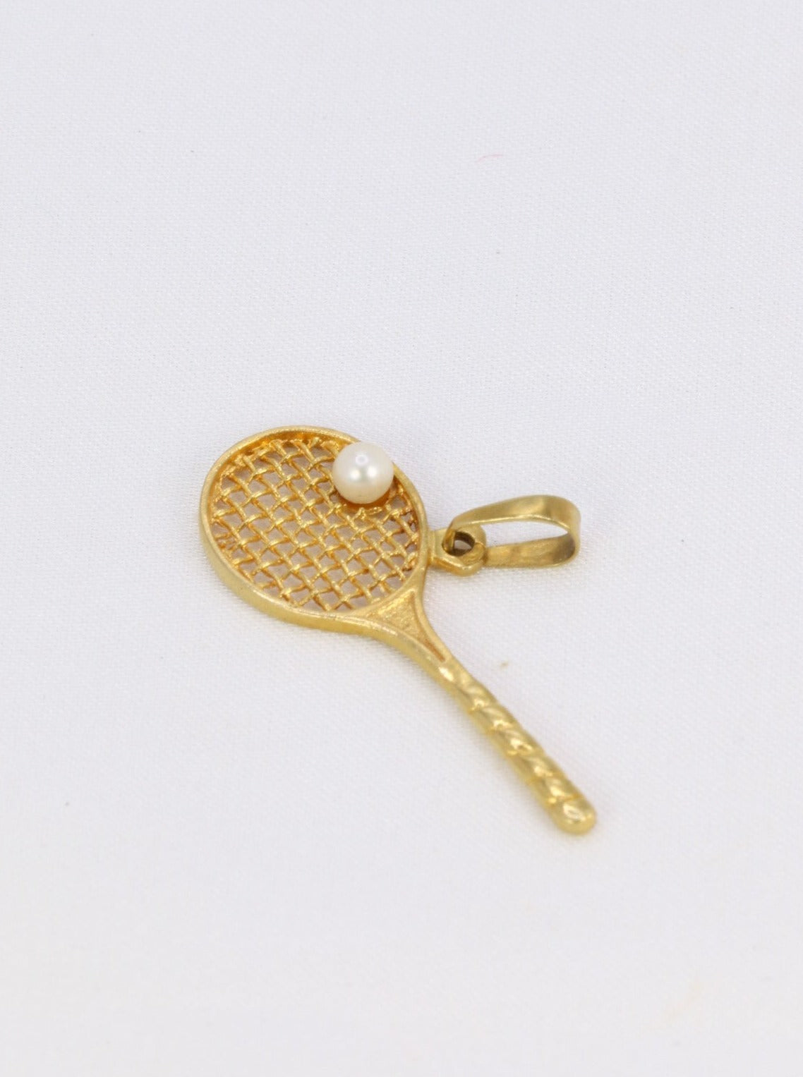 Vintage tennis racket pendant in yellow gold and pearl