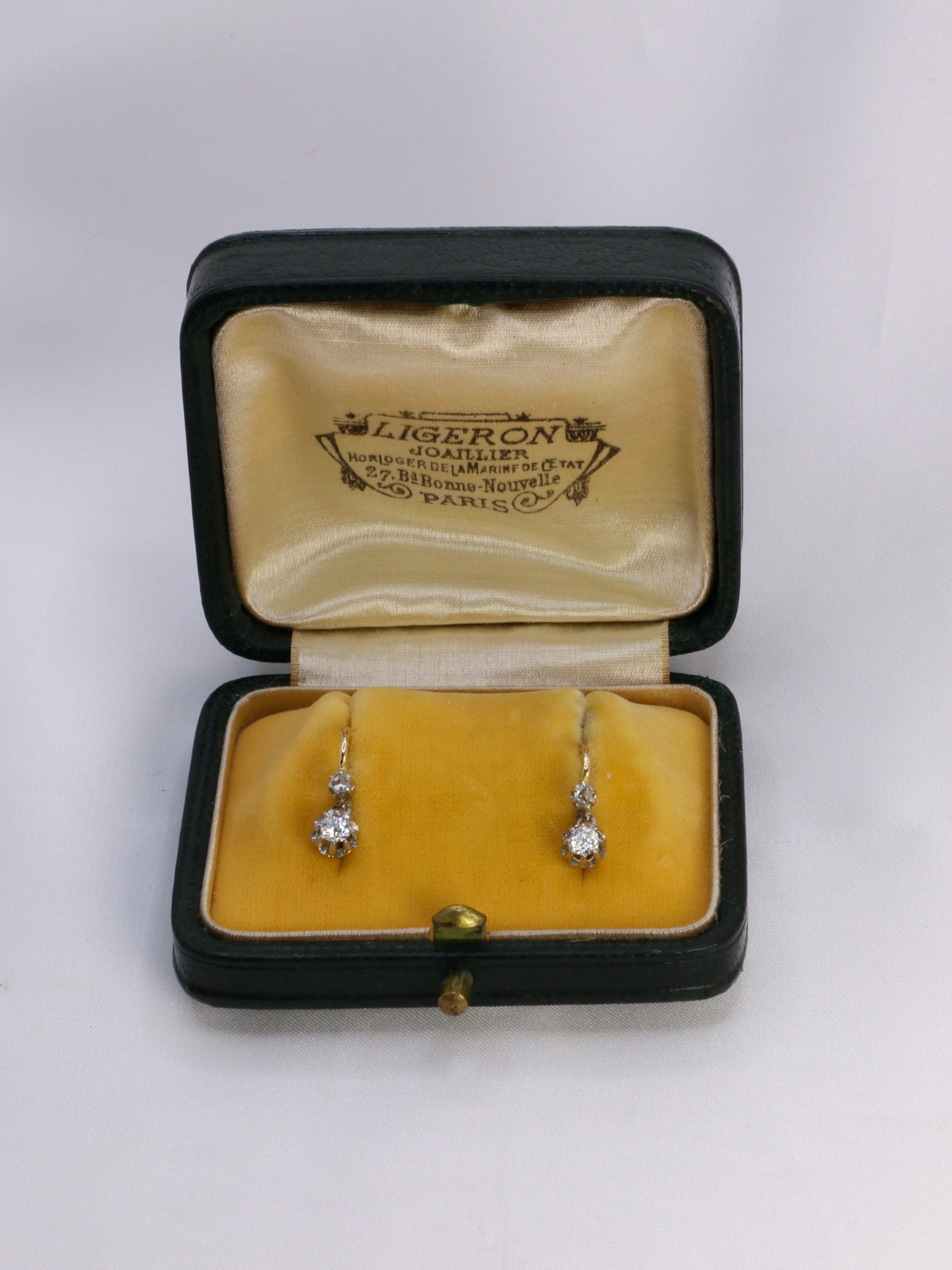 Boucles d’oreilles dormeuses anciennes en or, argent et diamants taille ancienne