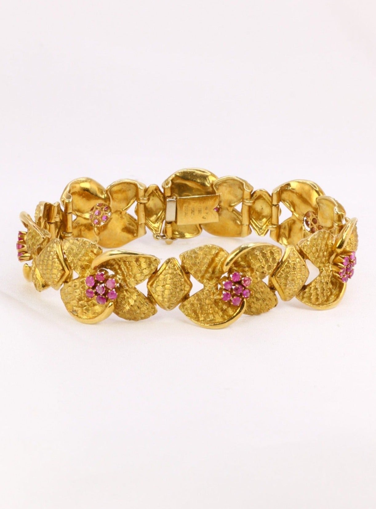 Vintage flower bracelet in amati gold and ruby