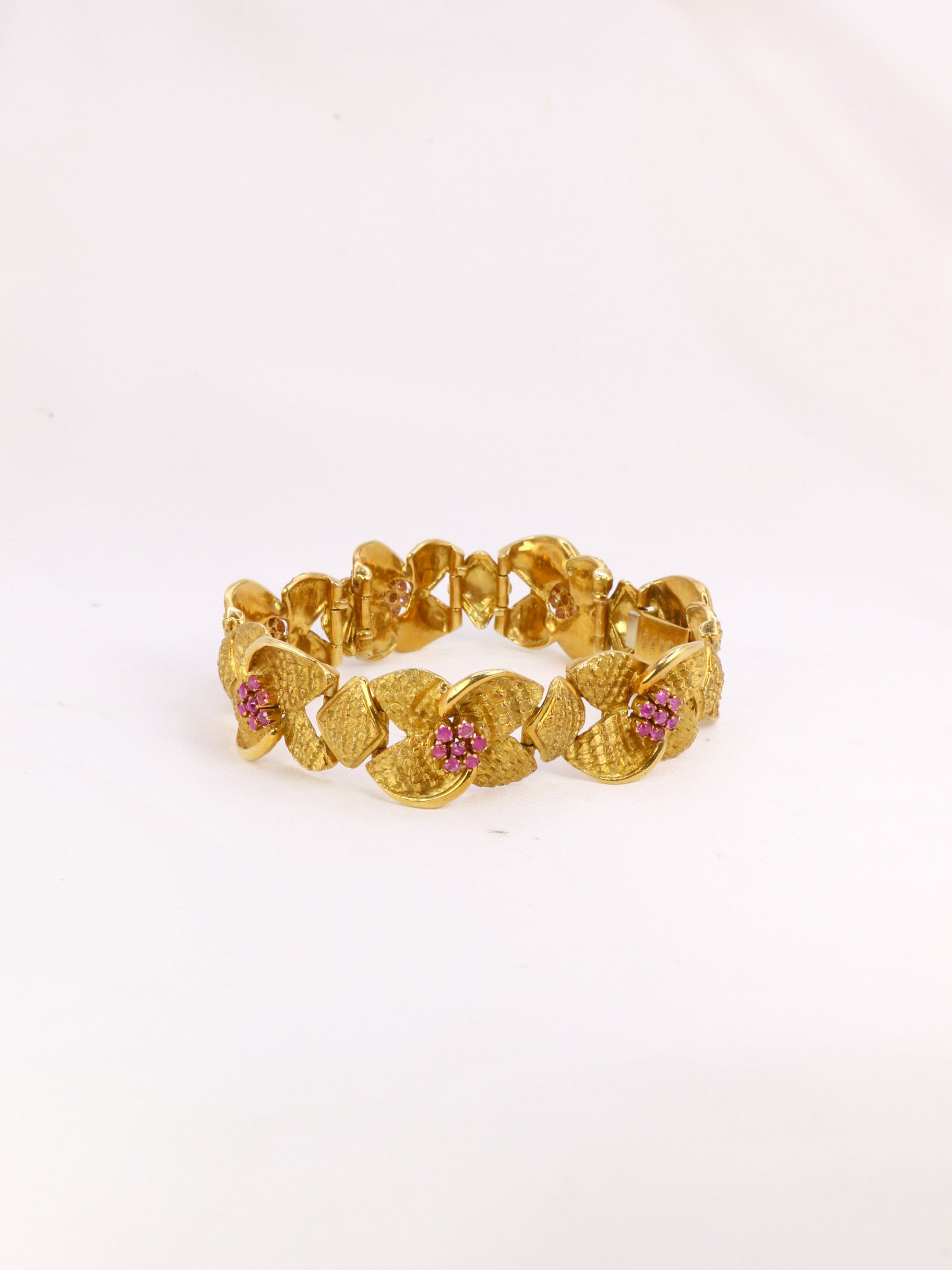 Vintage flower bracelet in amati gold and ruby