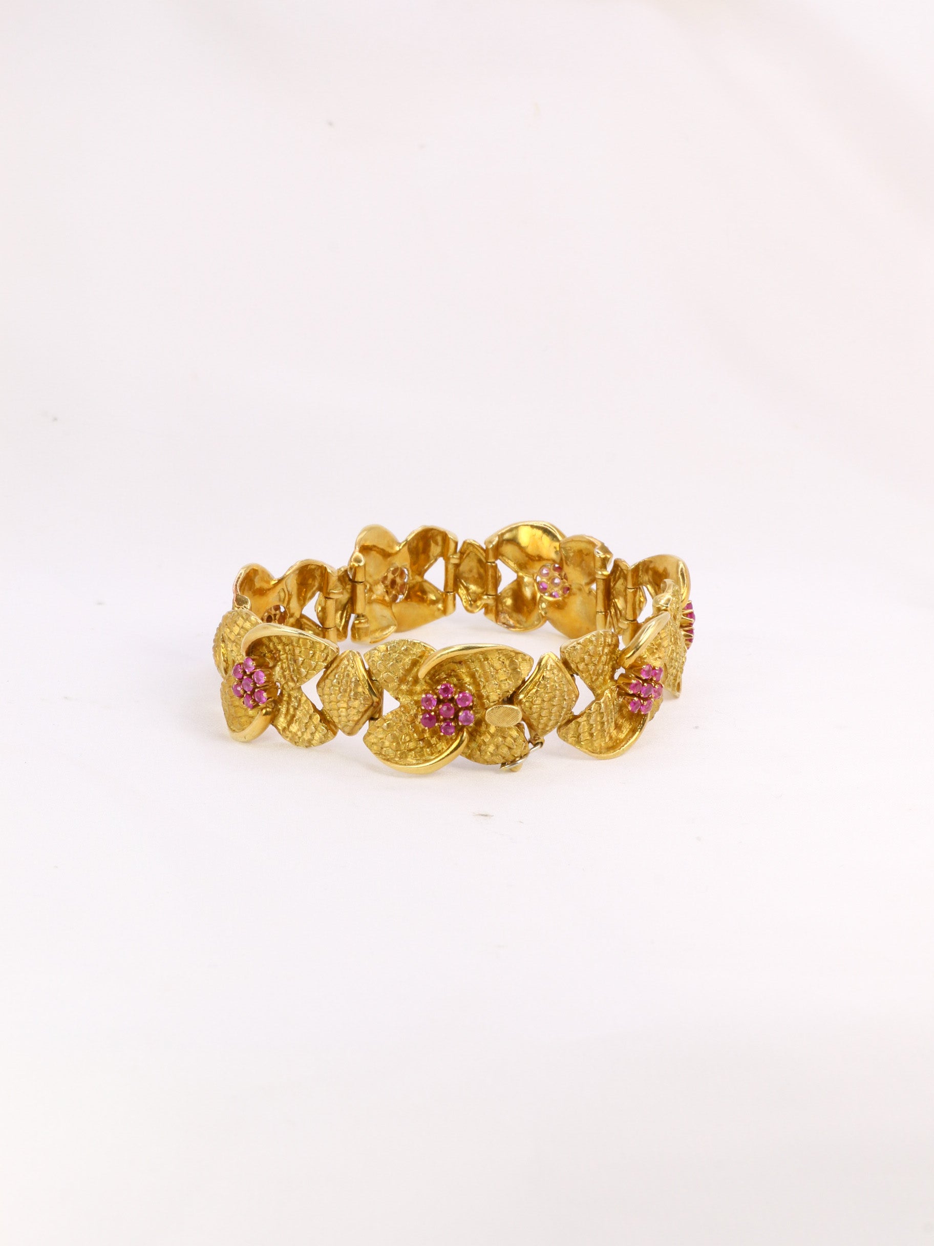 Vintage flower bracelet in amati gold and ruby