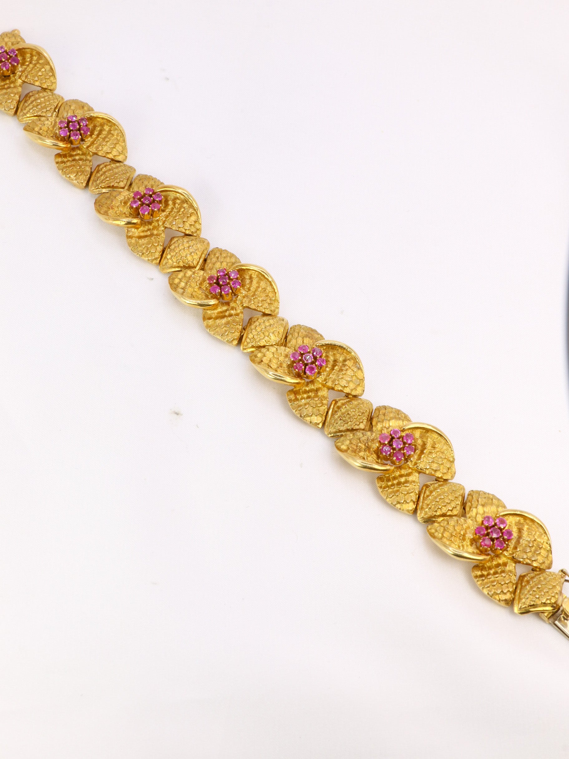 Vintage flower bracelet in amati gold and ruby