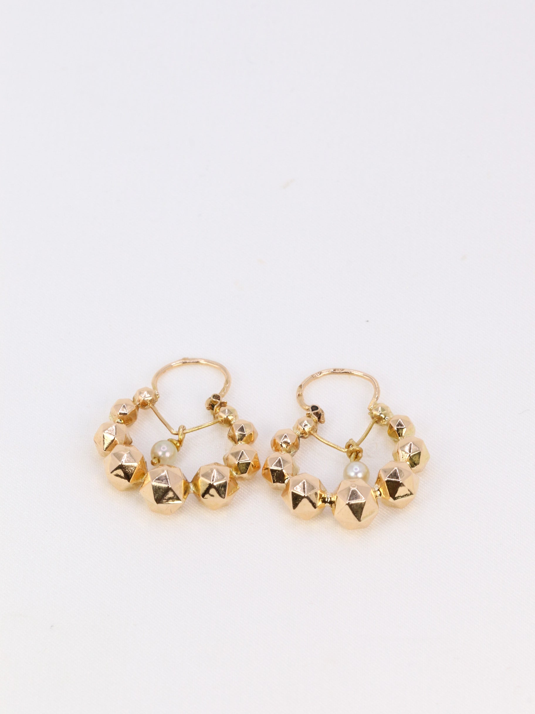 Vintage faceted ball hoop earrings in yellow gold and pearls