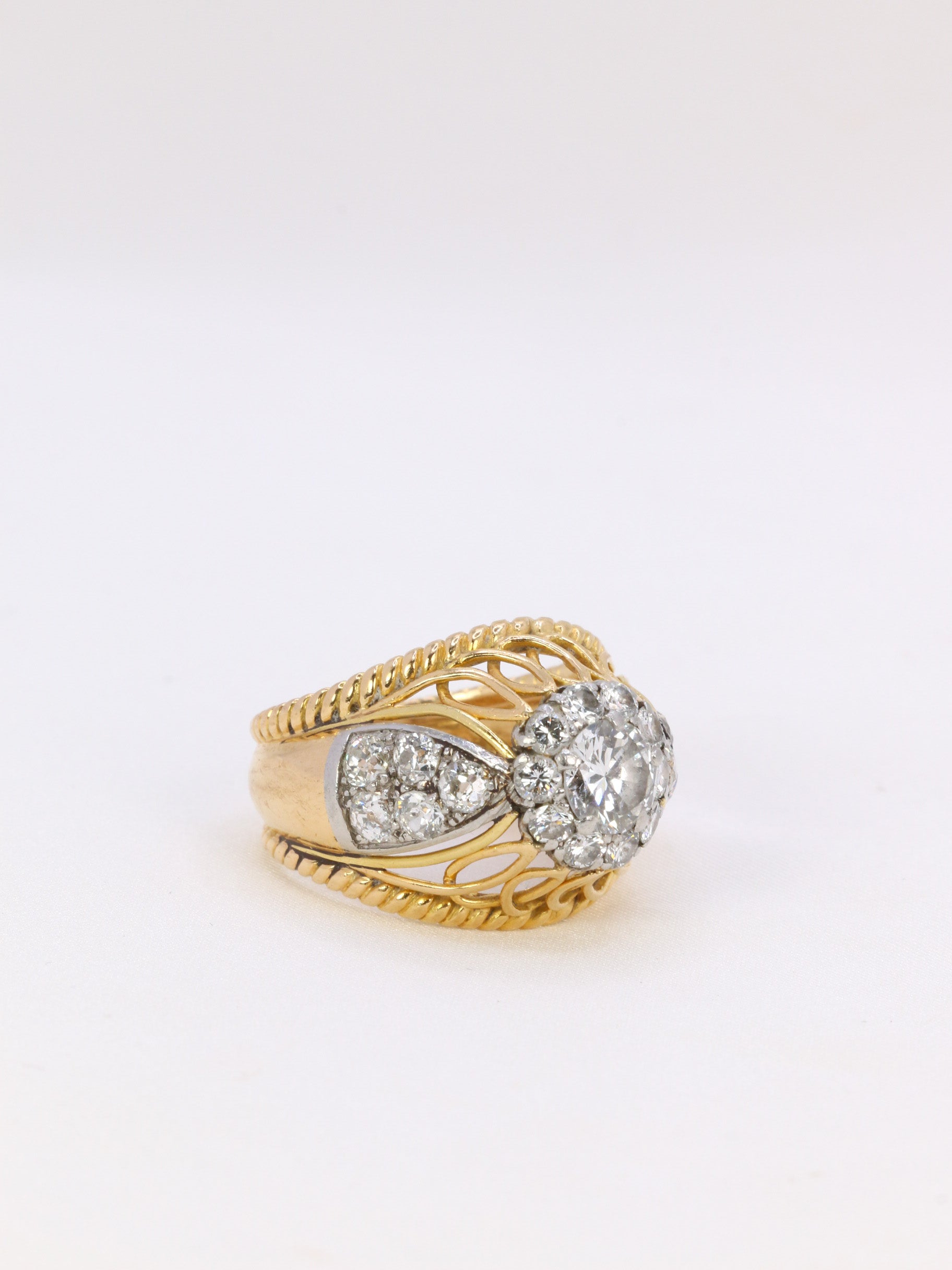 Bague dome en or jaune, platine et diamant 1 carat