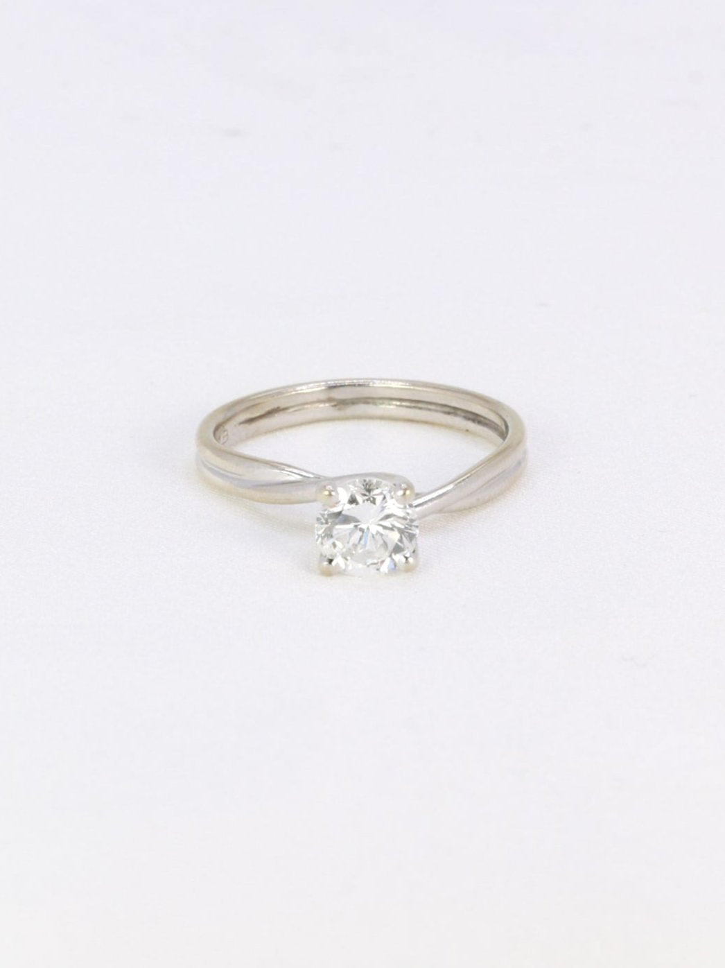 Bague solitaire vintage diamant taille brillant