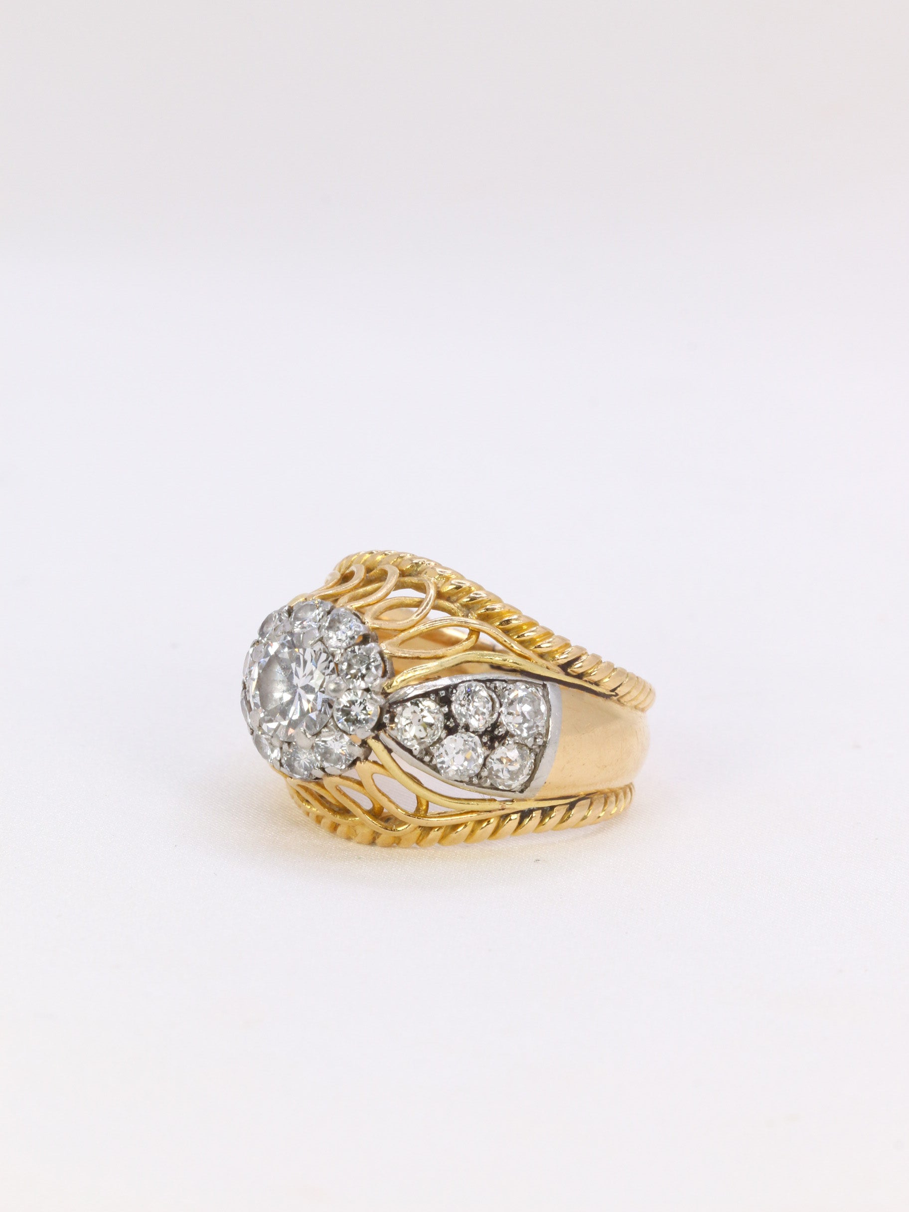 Bague dome en or jaune, platine et diamant 1 carat