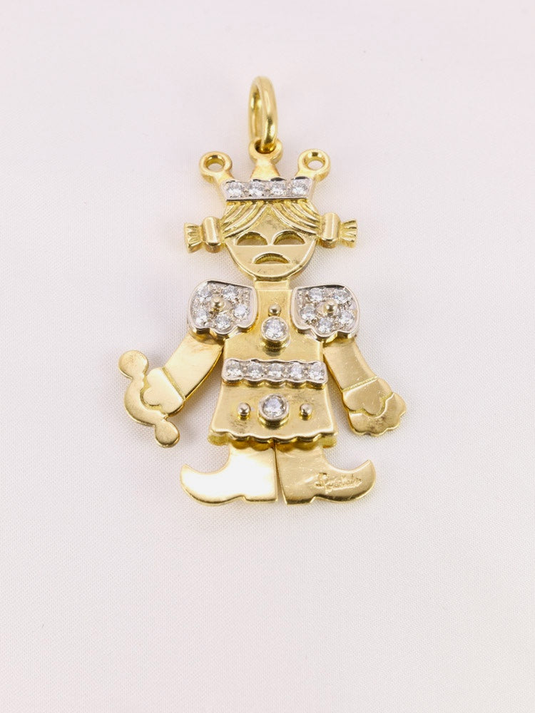 Pendentif Pomellato pantin articulé or jaune or blanc diamants

POMELLATO. Pendentif "Petite Reine" articulé en or jaune et blanc 18k figurant une petite fille couronnée sertie en partie de diamants taille brillant pour 0,5ct au total. Signé Pomellato Présence d'un poinçon 750 pour l'or 18k et du poinçon de fabricant italien (* 469 MI).&nbsp;

Dimensions bélière incluse et bras fermés : 5,5 x 3 cm
Poids brut : 20,59 grammes