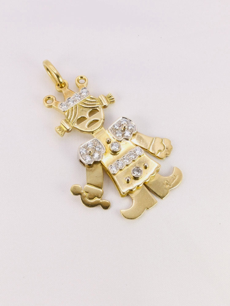 Pendentif Pomellato pantin articulé or jaune or blanc diamants

POMELLATO. Pendentif "Petite Reine" articulé en or jaune et blanc 18k figurant une petite fille couronnée sertie en partie de diamants taille brillant pour 0,5ct au total. Signé Pomellato Présence d'un poinçon 750 pour l'or 18k et du poinçon de fabricant italien (* 469 MI).&nbsp;

Dimensions bélière incluse et bras fermés : 5,5 x 3 cm
Poids brut : 20,59 grammes