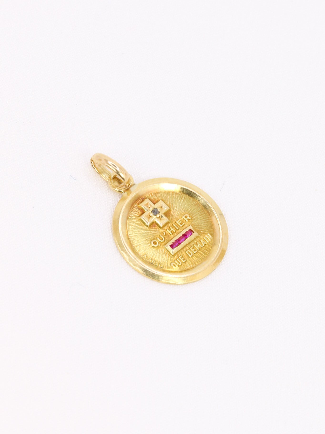 Médaille amour AUGIS vintage ronde plus hier moins demain or jaune diamant rubis