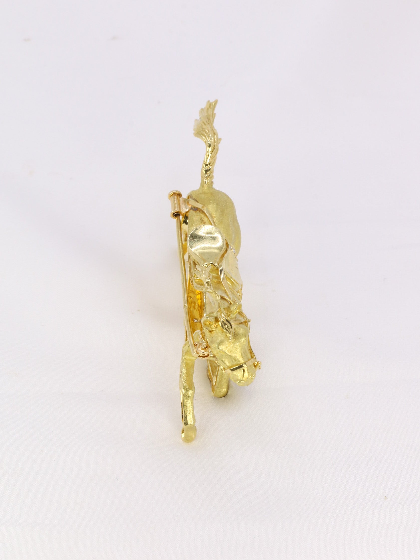 Horse animal brooch in yellow gold and diamonds