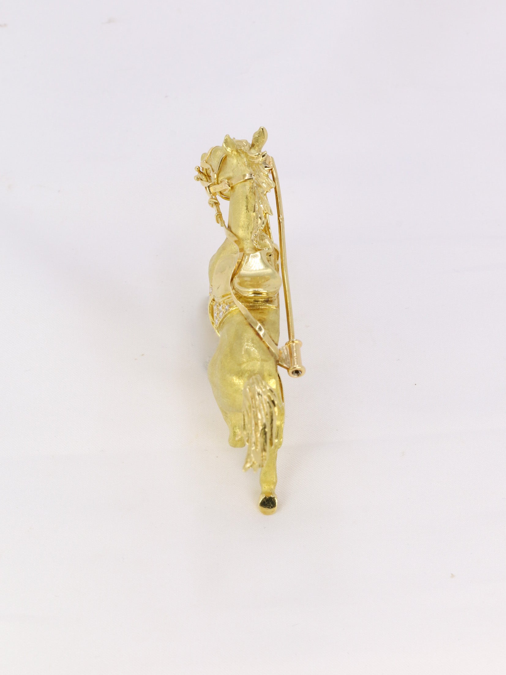 Horse animal brooch in yellow gold and diamonds