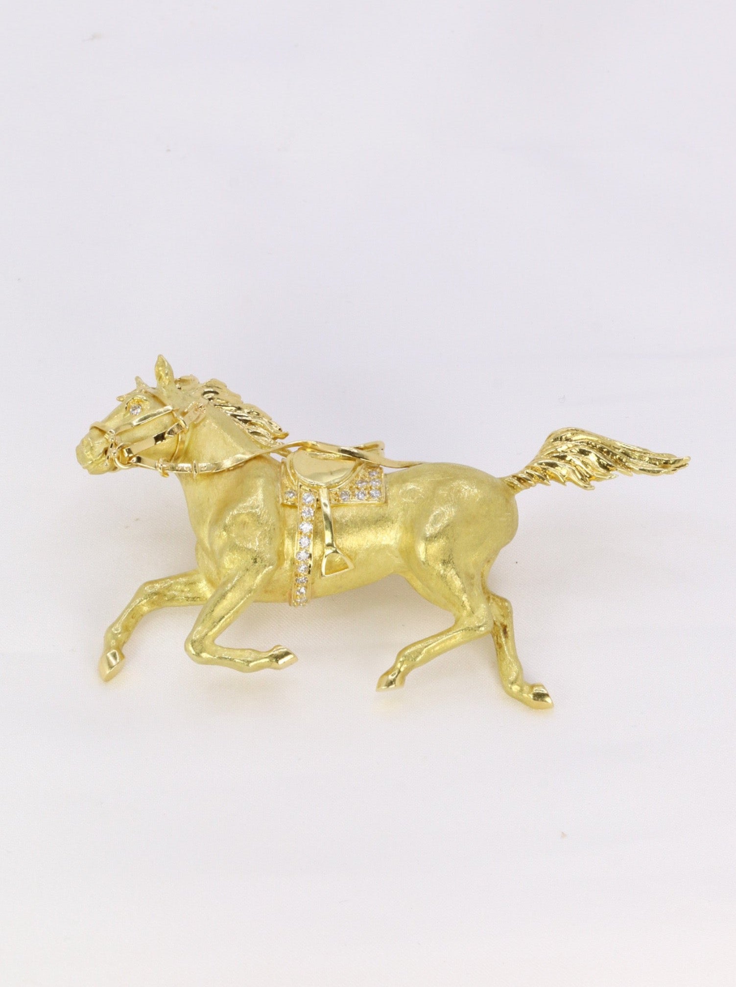 Horse animal brooch in yellow gold and diamonds