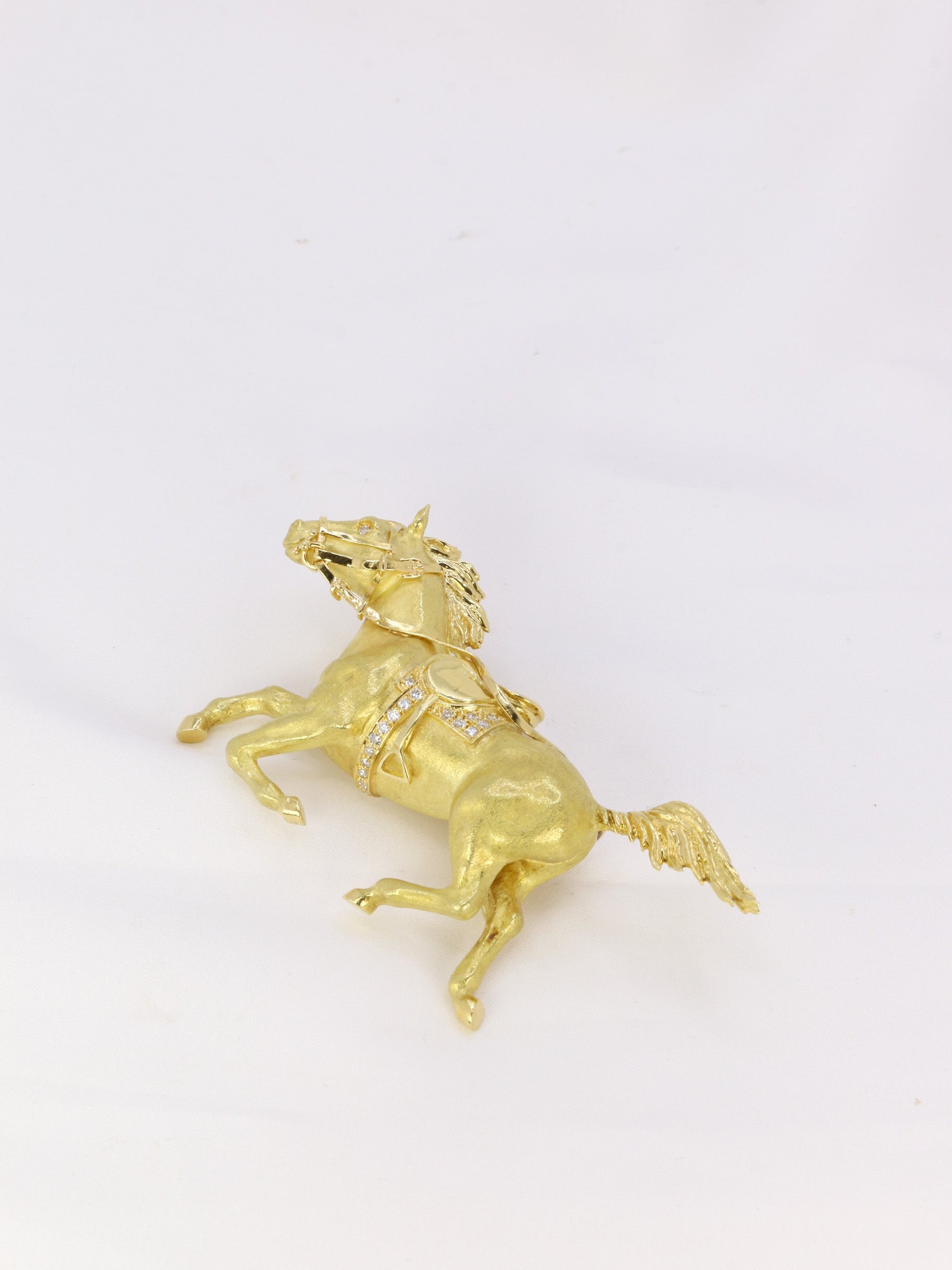 Horse animal brooch in yellow gold and diamonds