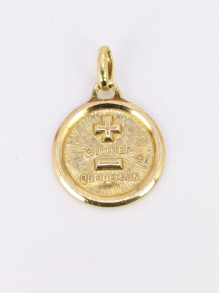 Médaille amour Augis vintage or jaune Plus hier moins demain&nbsp;

Médaille Amour en or jaune 18k (750°/°°). La célèbre mention "Plus qu'hier Moins que demain", insipirée des vers de Rosemonde Gérard Rostang, est inscrite sur la médaille. Travail français des années 1970, signé A.Augis.

Hauteur bélière incluse : 2,7 cm
Diamètre : 1,9 cm
Poids brut : 3,30 grammes