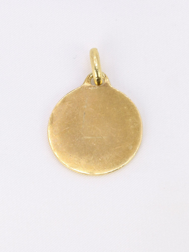 Médaille amour Augis vintage or jaune Plus hier moins demain&nbsp;

Médaille Amour en or jaune 18k (750°/°°). La célèbre mention "Plus qu'hier Moins que demain", insipirée des vers de Rosemonde Gérard Rostang, est inscrite sur la médaille. Travail français des années 1970, signé A.Augis.

Hauteur bélière incluse : 2,7 cm
Diamètre : 1,9 cm
Poids brut : 3,30 grammes