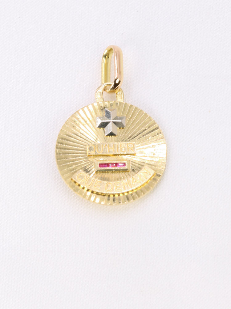 Médaille amour Augis vintage ronde rayonnante Plus hier moins demain&nbsp;

Médaille Amour en or jaune 18k (750°/°°) sertie de trois rubis synthétiques. La médaille est décorée d'un motif rayonnant caractéristique des productions de la Maison AUGIS des années 1970. Ce modèle n'est plus disponible à la vente aujourd'hui. La célèbre mention Plus qu’hier Moins que demain, inspirée des vers de Rosemonde Gérard Rostand, est inscrite sur la médaille. Travail français des années 1970, signé Augis. Présence du poin