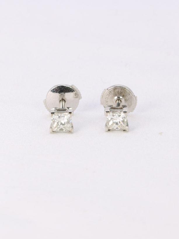 Puces d'oreilles or blanc diamants taille princesse

Paire de boucles d’oreilles en or blanc 18k (750°/°°) serties de diamants taille princesse pesant environ 0,25 carat chacun de qualité F SI1. Travail moderne .

Taille des puces : 3,7mm
Poids brut : 1,32 grammes