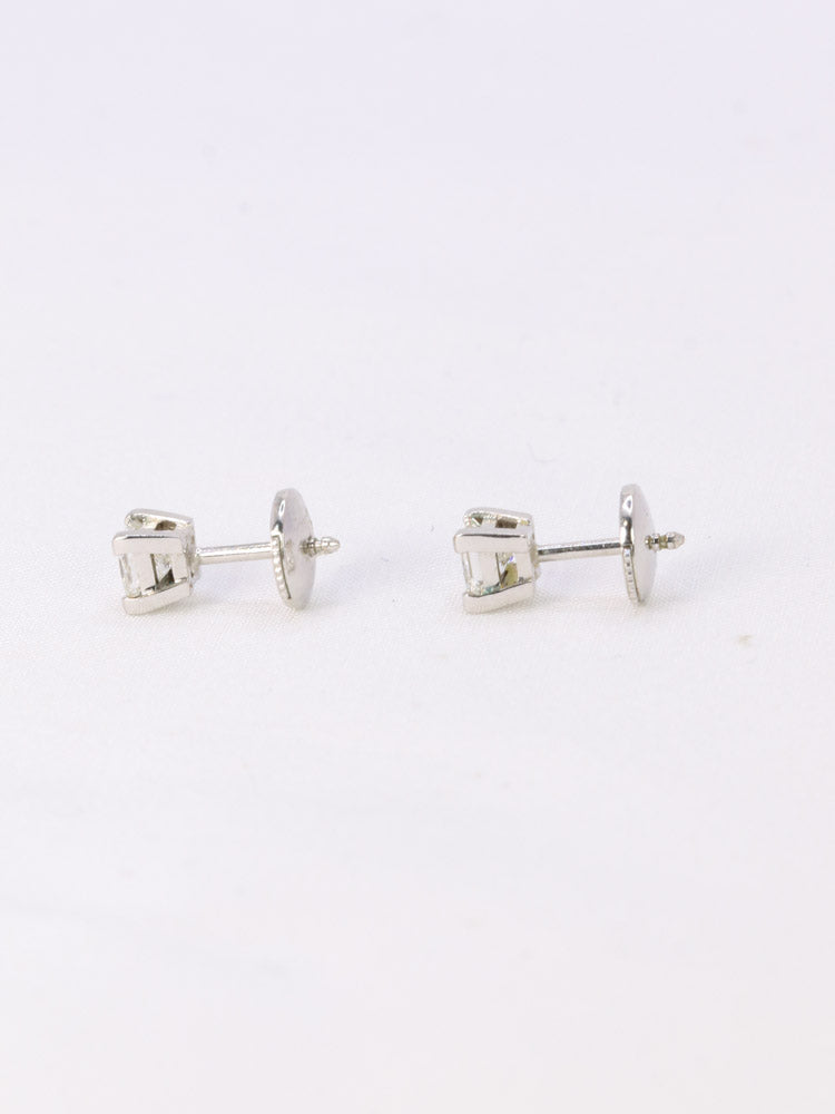 Puces d'oreilles or blanc diamants taille princesse

Paire de boucles d’oreilles en or blanc 18k (750°/°°) serties de diamants taille princesse pesant environ 0,25 carat chacun de qualité F SI1. Travail moderne .

Taille des puces : 3,7mm
Poids brut : 1,32 grammes