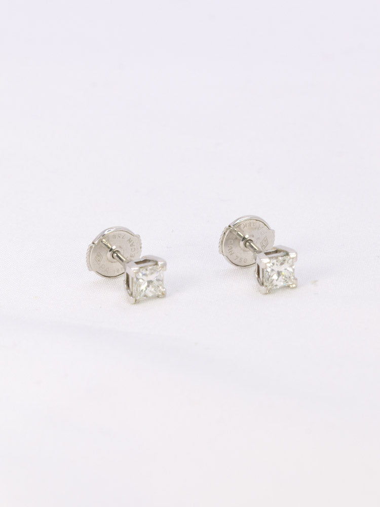 Puces d'oreilles or blanc diamants taille princesse

Paire de boucles d’oreilles en or blanc 18k (750°/°°) serties de diamants taille princesse pesant environ 0,25 carat chacun de qualité F SI1. Travail moderne .

Taille des puces : 3,7mm
Poids brut : 1,32 grammes