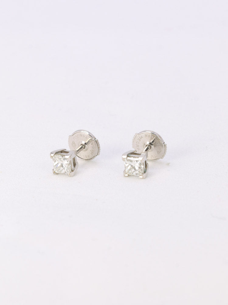 Puces d'oreilles or blanc diamants taille princesse

Paire de boucles d’oreilles en or blanc 18k (750°/°°) serties de diamants taille princesse pesant environ 0,25 carat chacun de qualité F SI1. Travail moderne .

Taille des puces : 3,7mm
Poids brut : 1,32 grammes