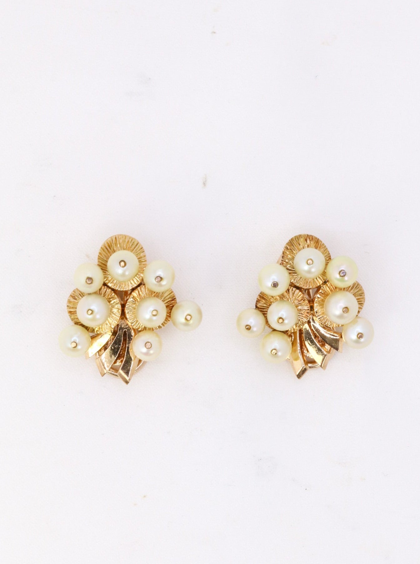 Vintage ear clips in yellow gold and cultured pearls