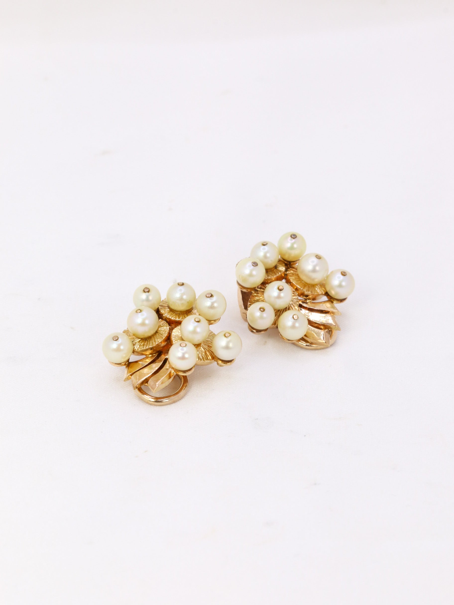 Vintage ear clips in yellow gold and cultured pearls